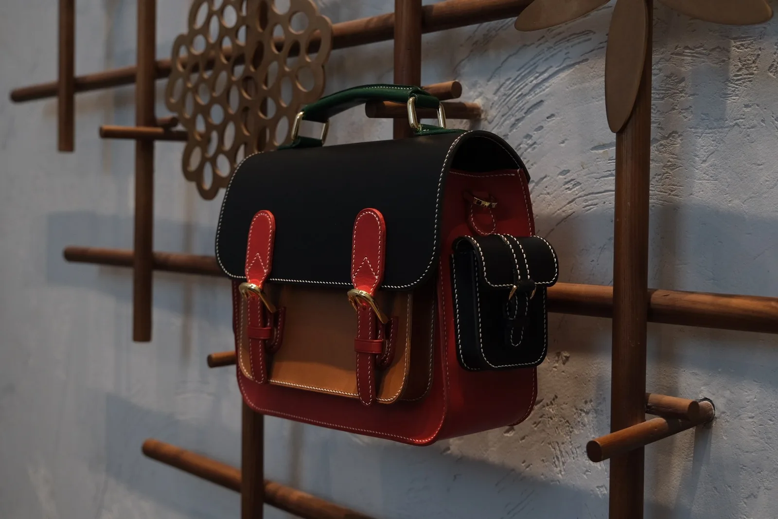 Ảnh Lifestyle Túi satchel da bò thảo mộc phối màu đỏ đen - Koi Leather