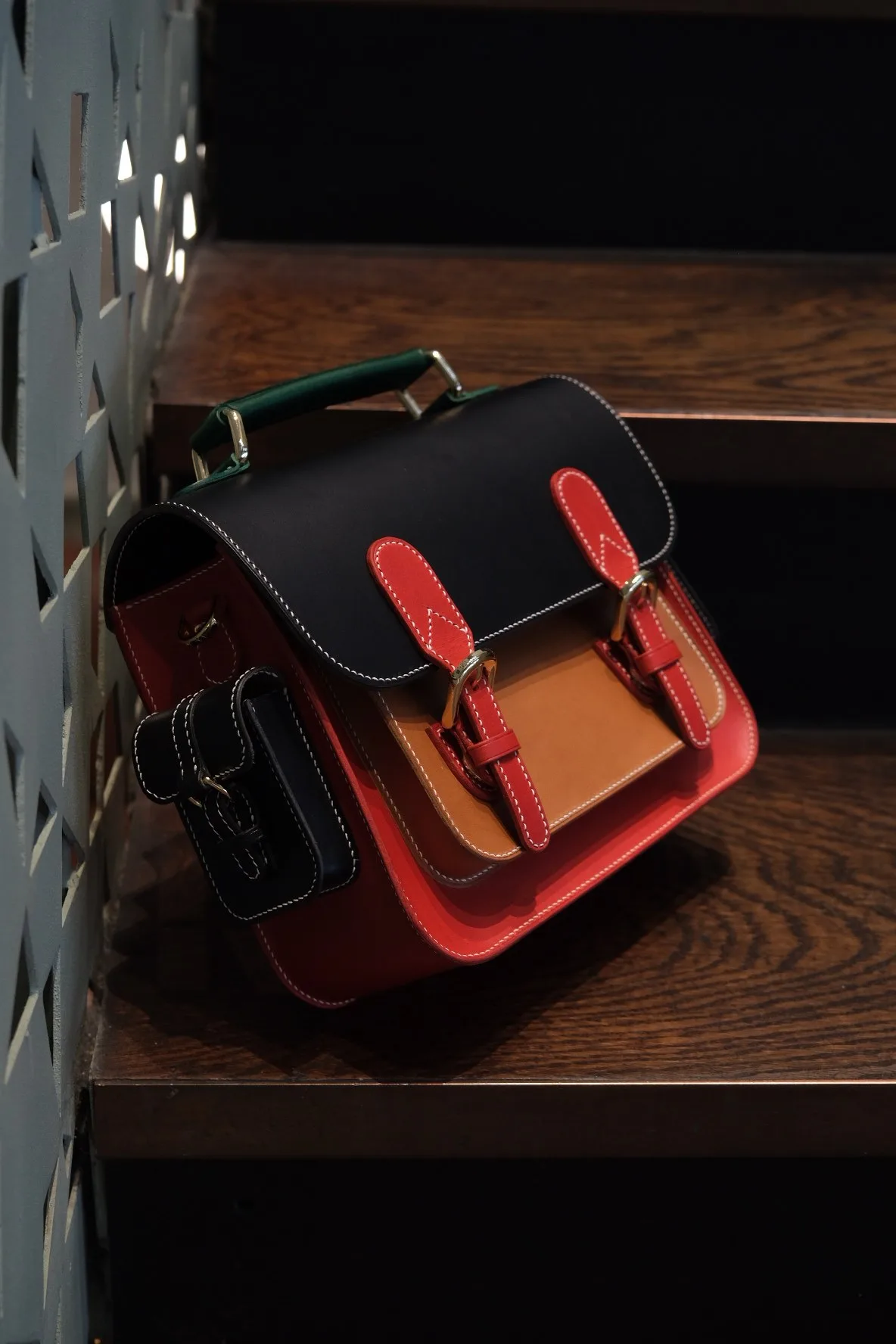 Ảnh Lifestyle Túi satchel da bò thảo mộc phối màu đỏ đen - Koi Leather