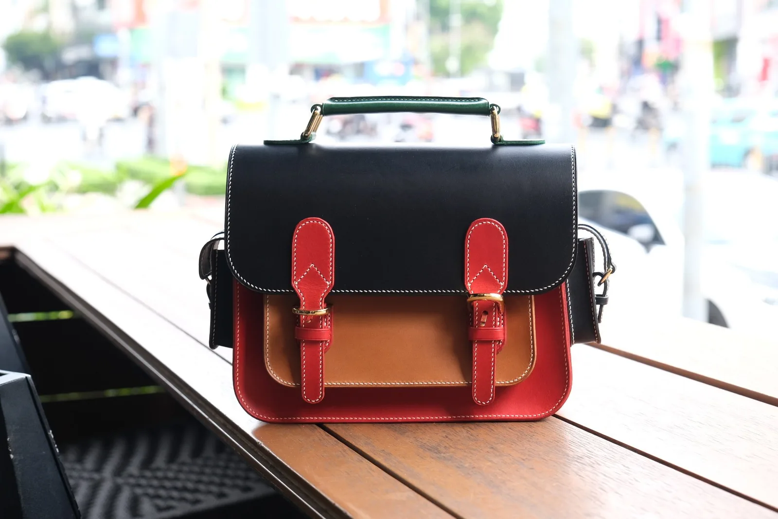 Ảnh Lifestyle Túi satchel da bò thảo mộc phối màu đỏ đen - Koi Leather