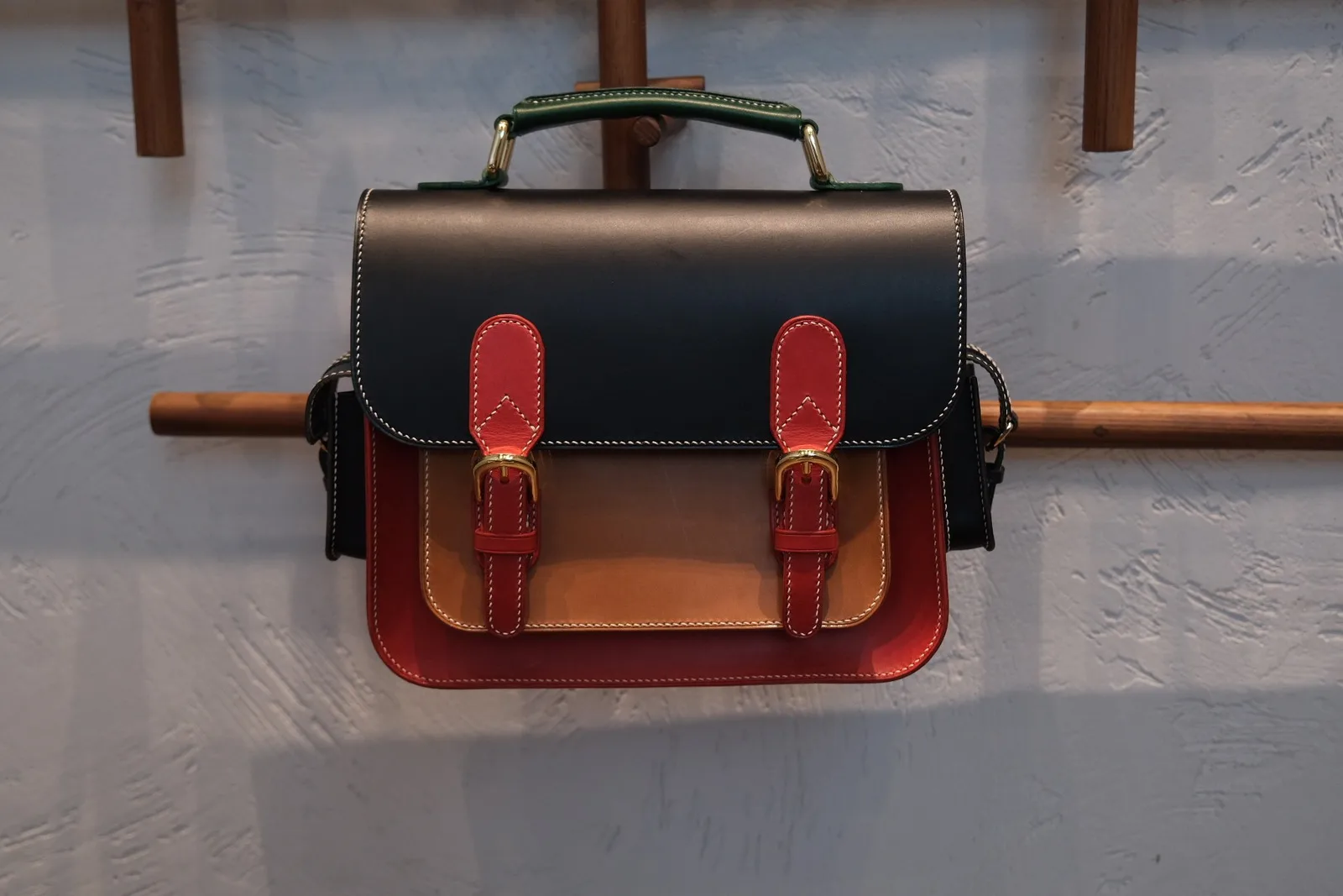 Ảnh Lifestyle Túi satchel da bò thảo mộc phối màu đỏ đen - Koi Leather