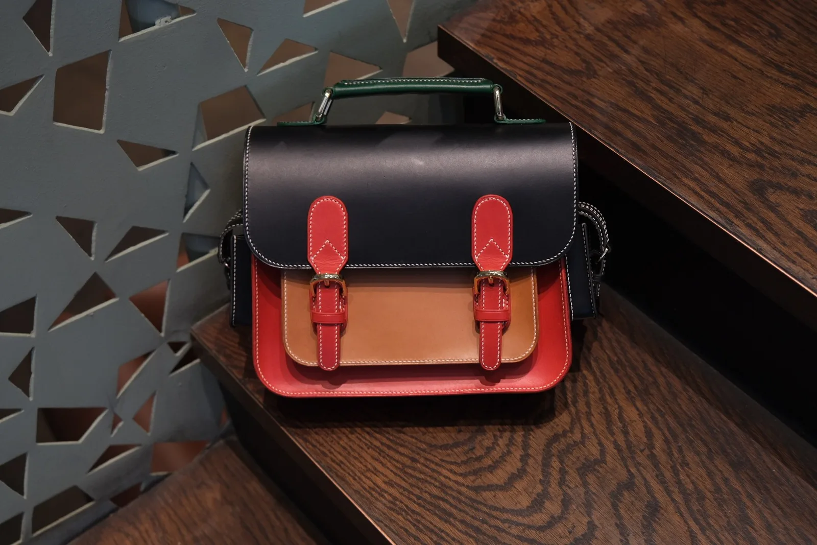 Ảnh Lifestyle Túi satchel da bò thảo mộc phối màu đỏ đen - Koi Leather