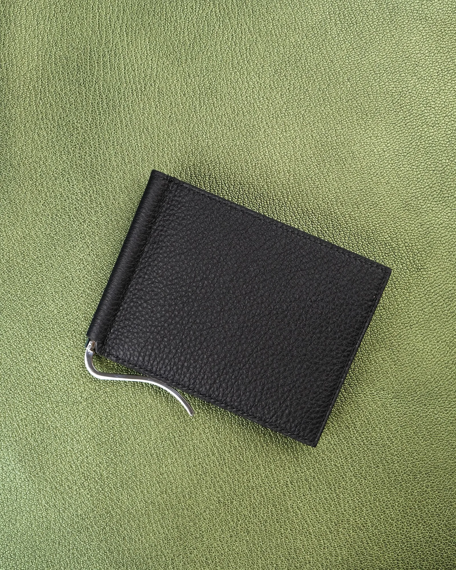 Ảnh Studio Ví kẹp tiền da bò màu đen hoạ tiết Batman - Koi Leather