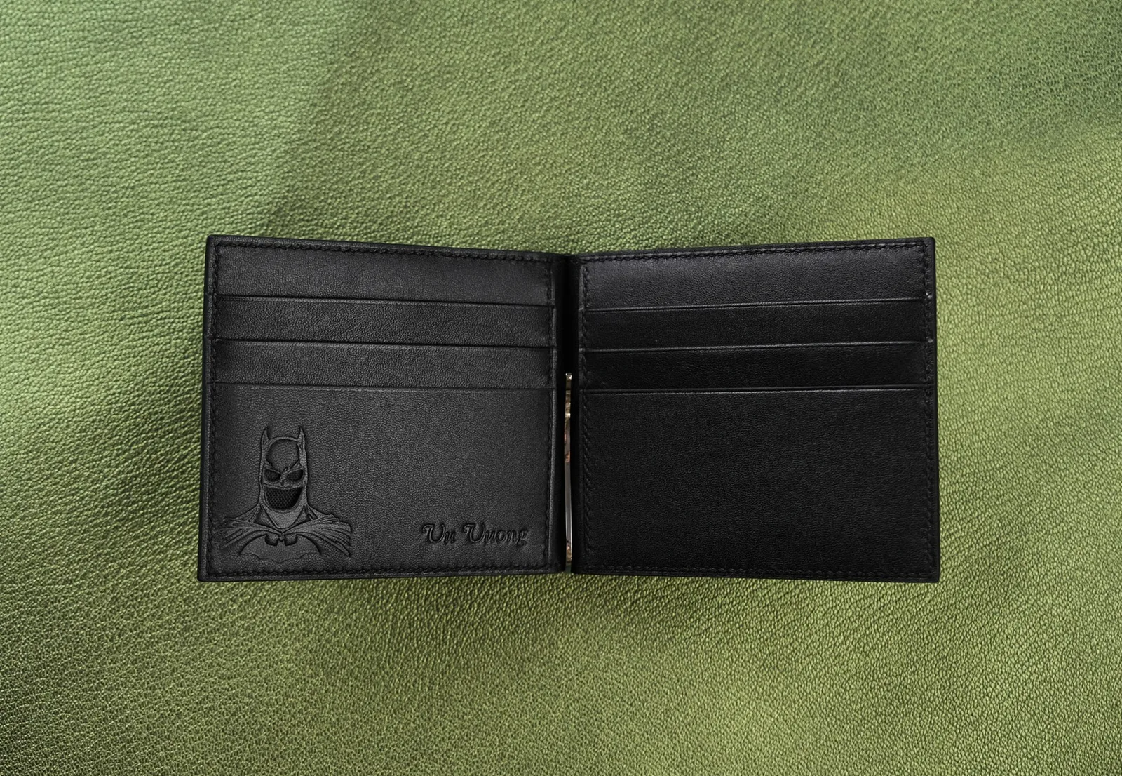 Ảnh Studio Ví kẹp tiền da bò màu đen hoạ tiết Batman - Koi Leather
