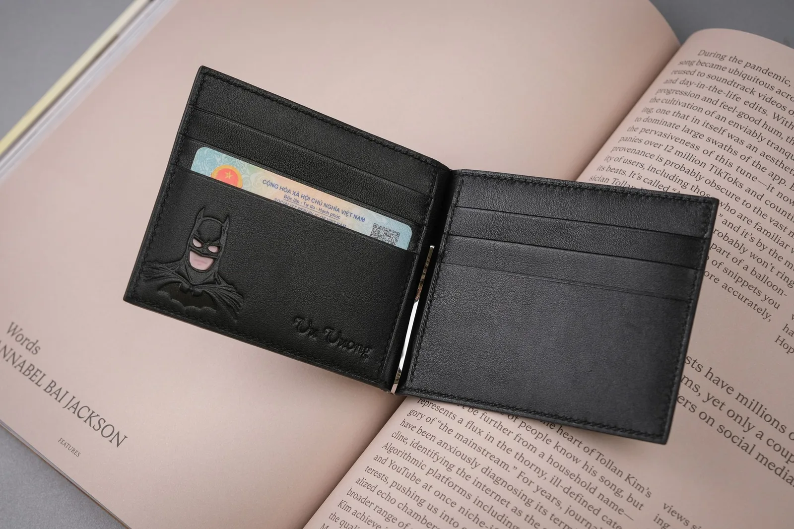 Ảnh Lifestyle Ví kẹp tiền da bò màu đen hoạ tiết Batman - Koi Leather