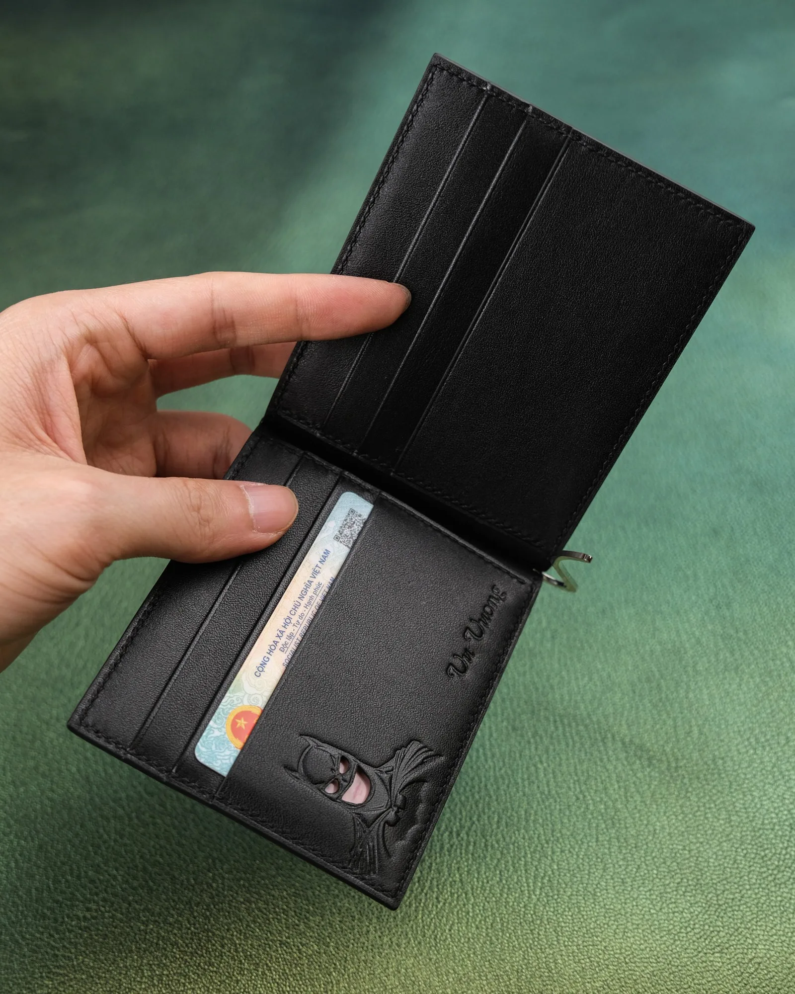 Ảnh Lifestyle Ví kẹp tiền da bò màu đen hoạ tiết Batman - Koi Leather