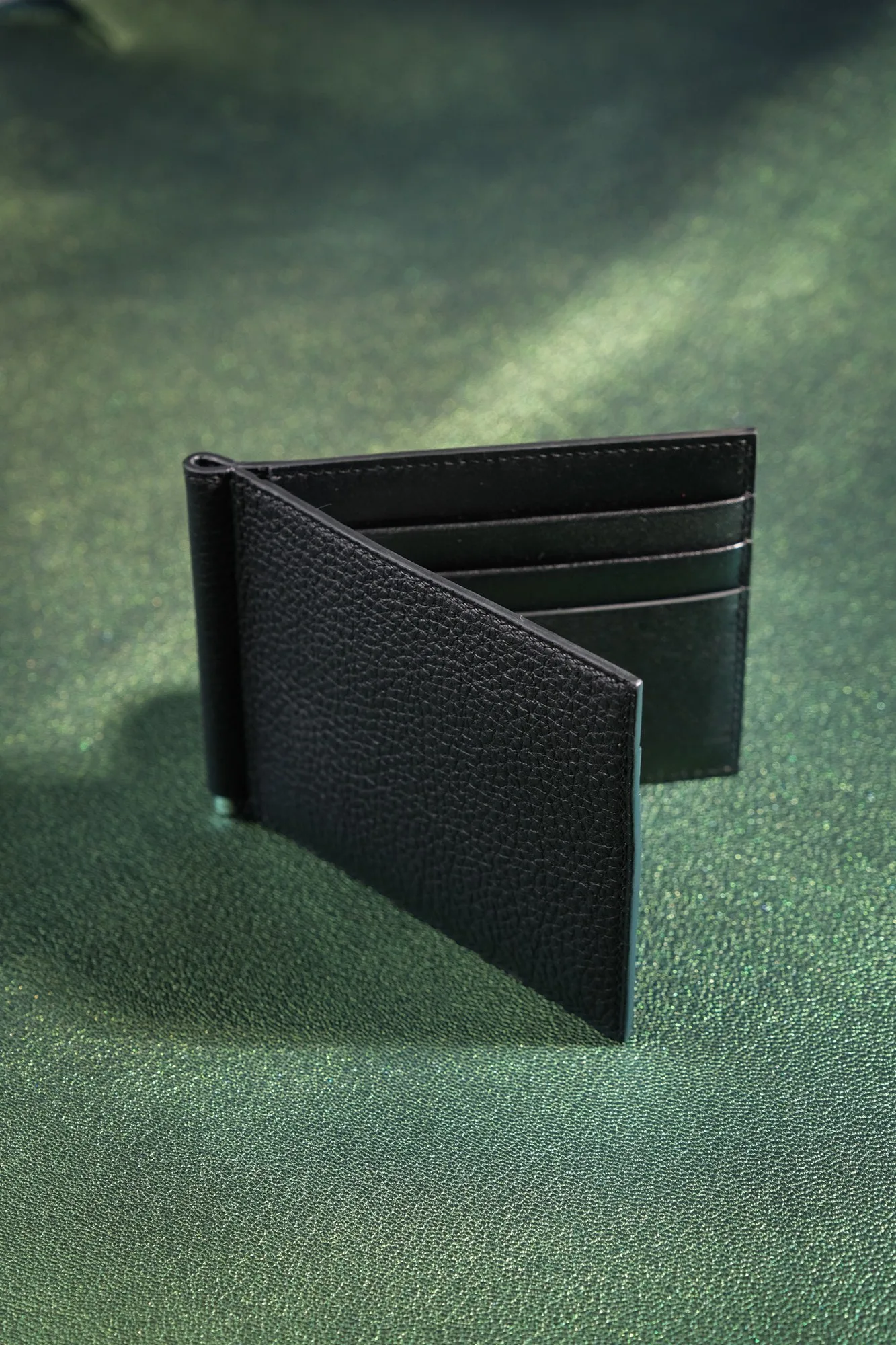 Ảnh Studio Ví kẹp tiền da bò màu đen hoạ tiết Batman - Koi Leather