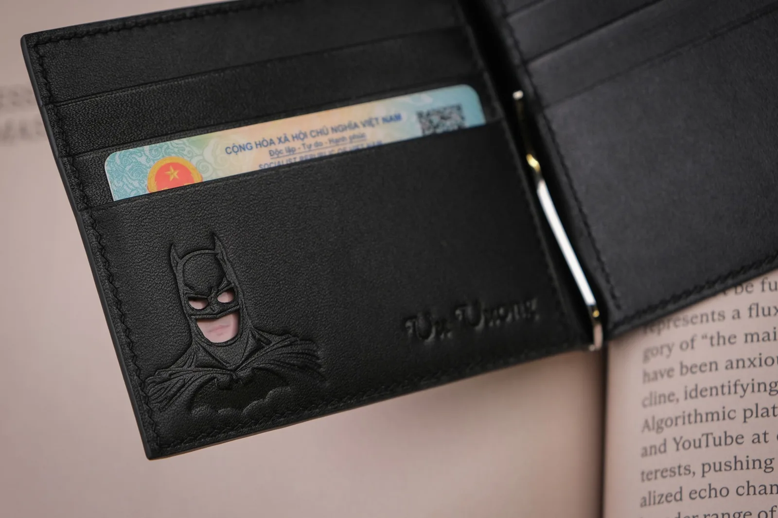 Ảnh Ví kẹp tiền da bò màu đen hoạ tiết Batman - Koi Leather