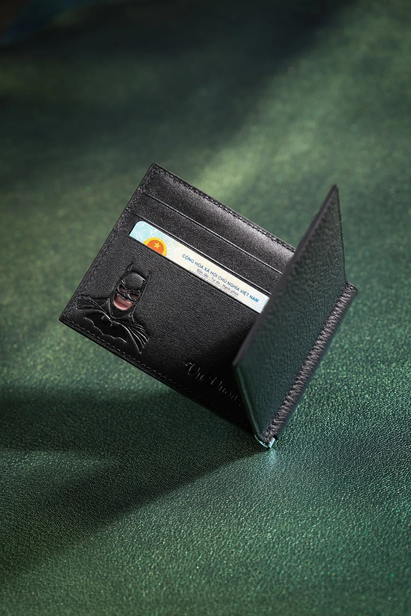 Ảnh Lifestyle Ví kẹp tiền da bò màu đen hoạ tiết Batman - Koi Leather