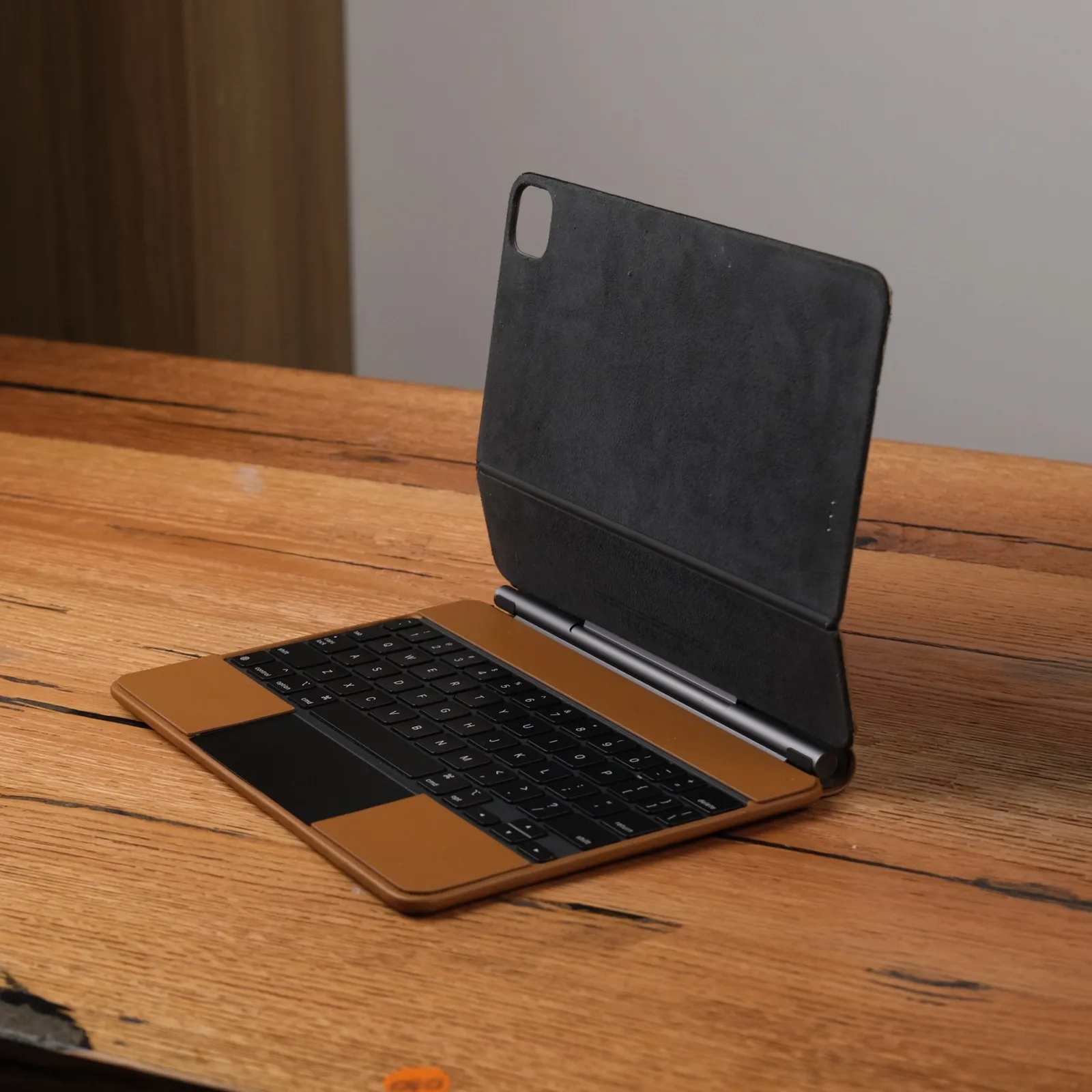 Ảnh Studio Ốp da bàn phím iPad màu nâu bò - Koi Leather