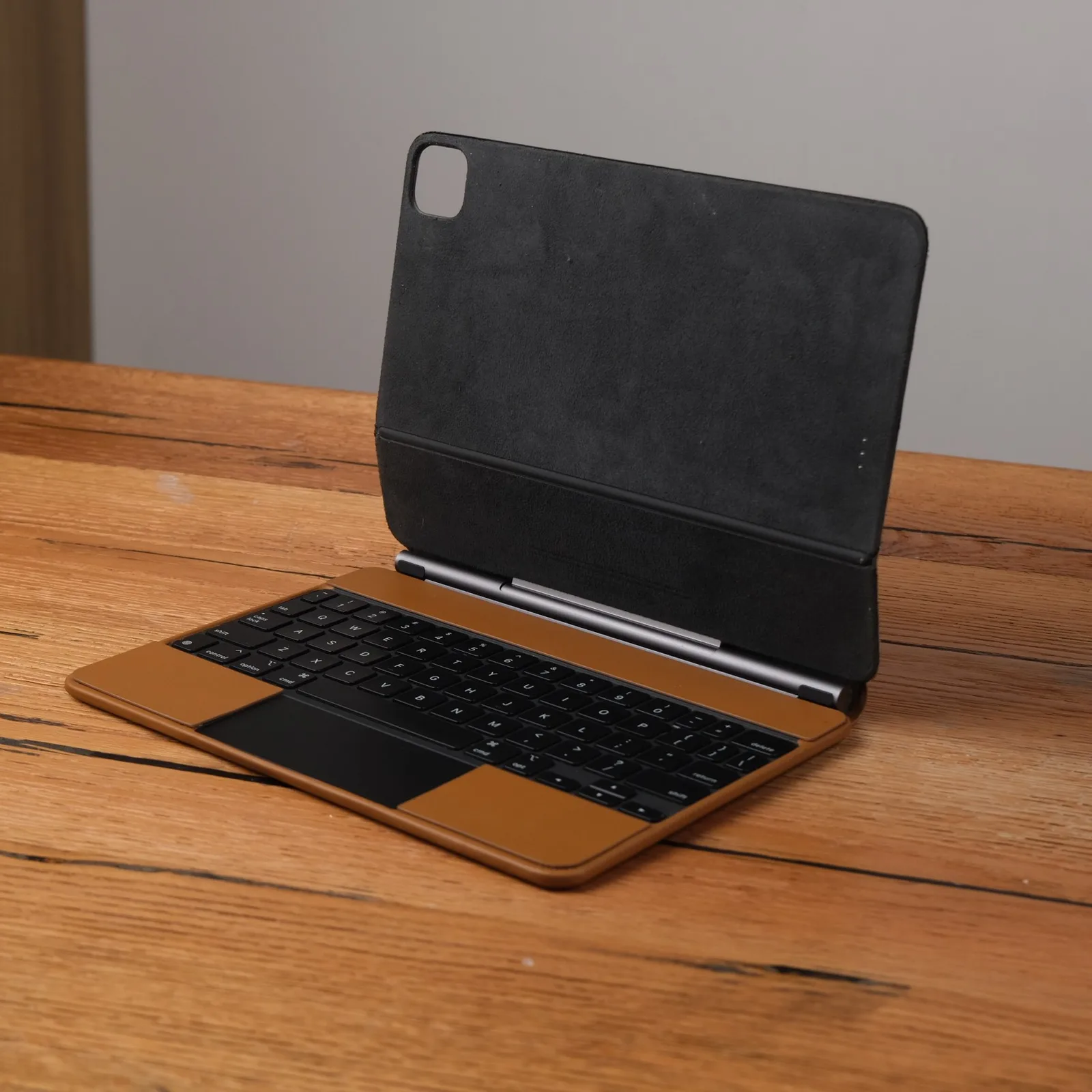 Ảnh Studio Ốp da bàn phím iPad màu nâu bò - Koi Leather