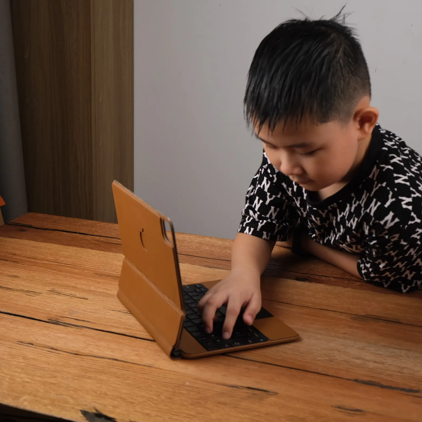 Ảnh Lifestyle Ốp da bàn phím iPad màu nâu bò - Koi Leather