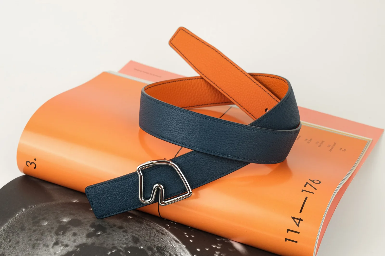 Ảnh Lifestyle Dây lưng da Togo hai mặt màu cam phối xanh navy - Koi Leather