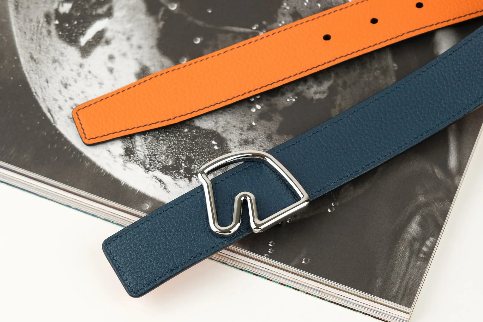 Ảnh Lifestyle Dây lưng da Togo hai mặt màu cam phối xanh navy - Koi Leather