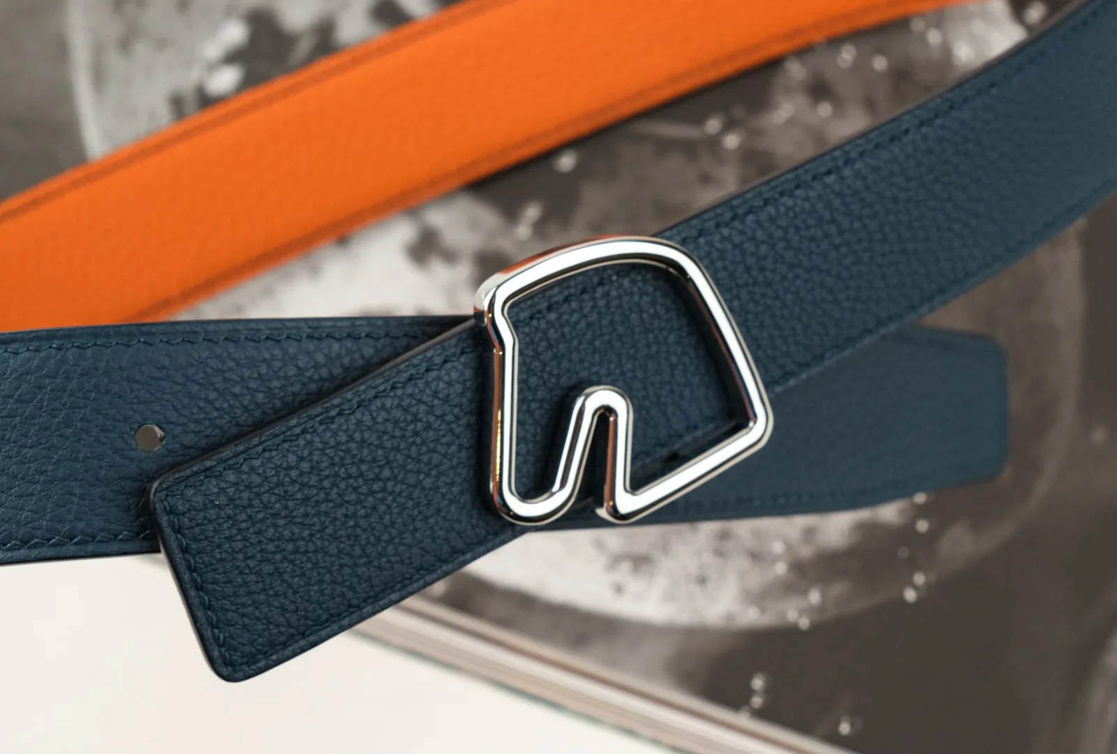 Ảnh Lifestyle Dây lưng da Togo hai mặt màu cam phối xanh navy - Koi Leather
