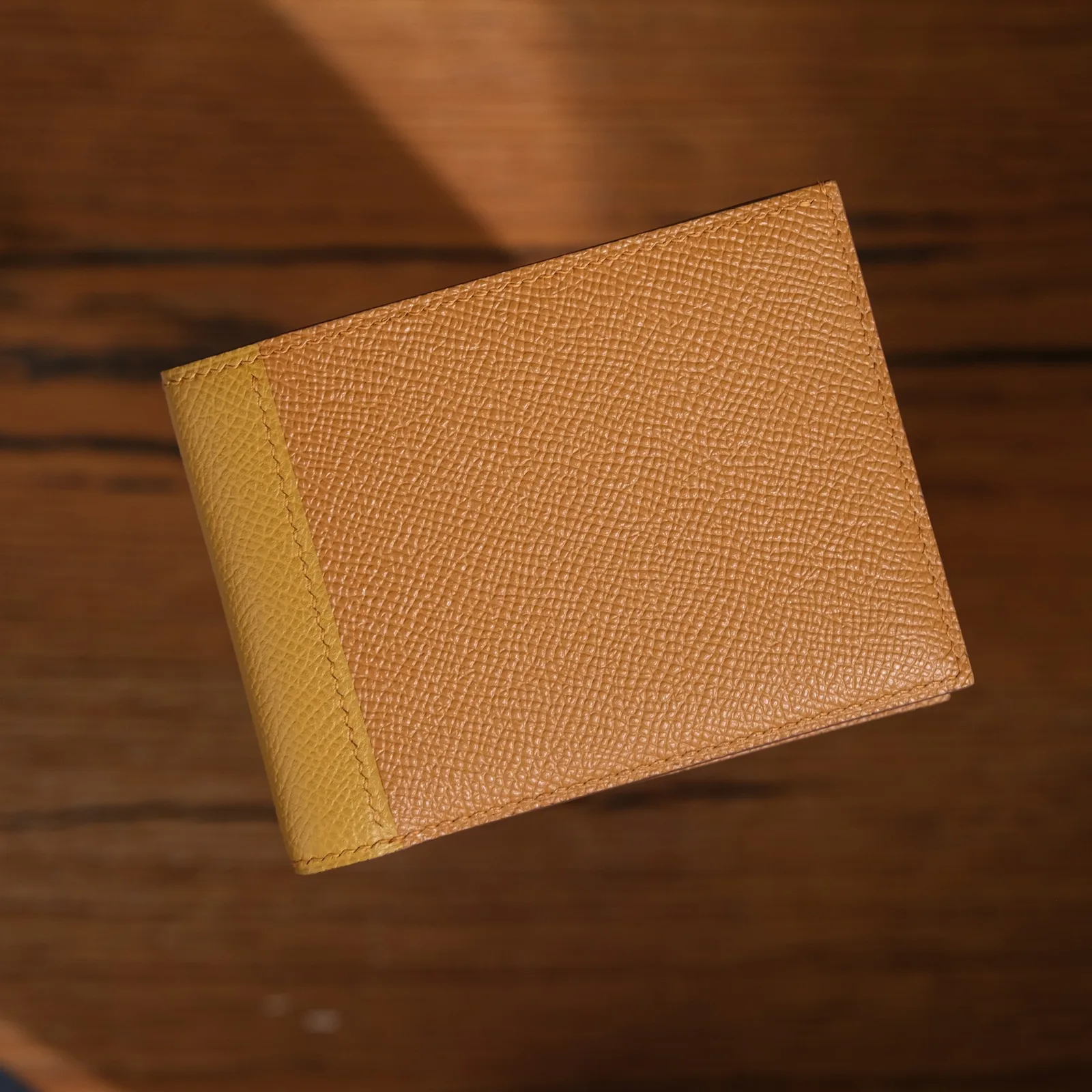 Ảnh Studio Ví gập đôi da Epsom màu gold phối gáy vàng - Koi Leather
