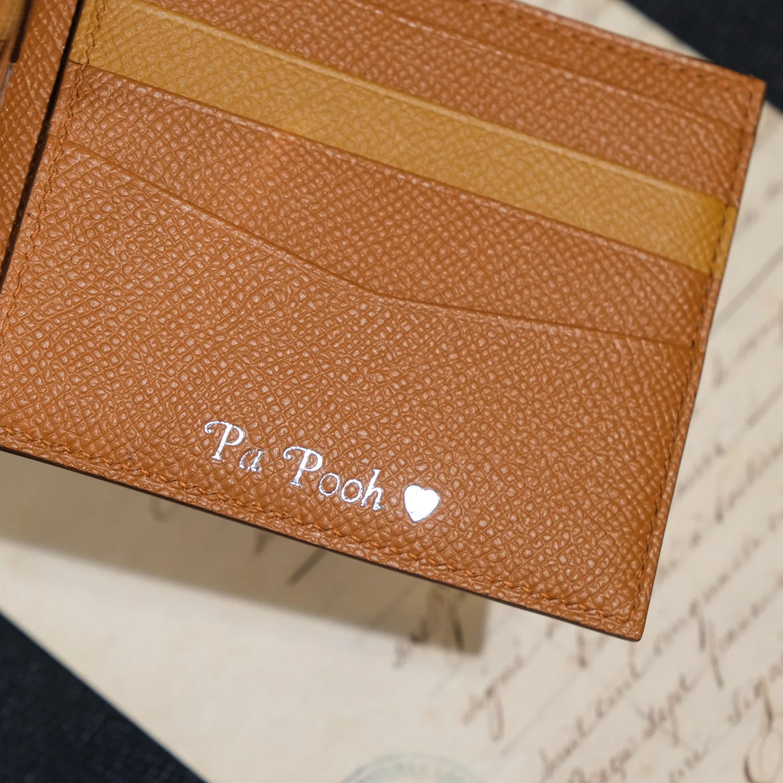 Ảnh Ví gập đôi da Epsom màu gold phối gáy vàng - Koi Leather