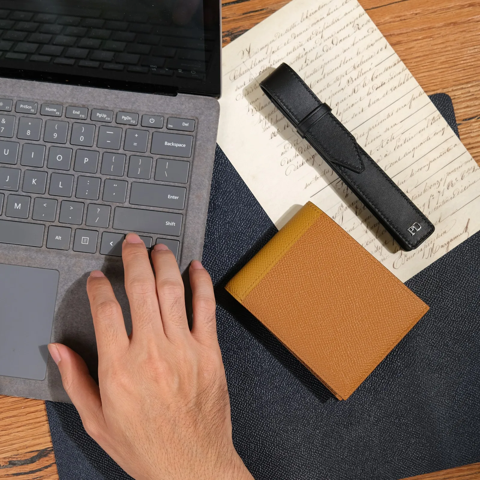 Ảnh Lifestyle Ví gập đôi da Epsom màu gold phối gáy vàng - Koi Leather