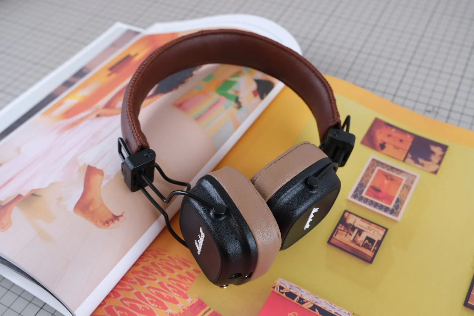 Ảnh Studio Bọc da quai headband tai nghe da bò màu nâu - Koi Leather