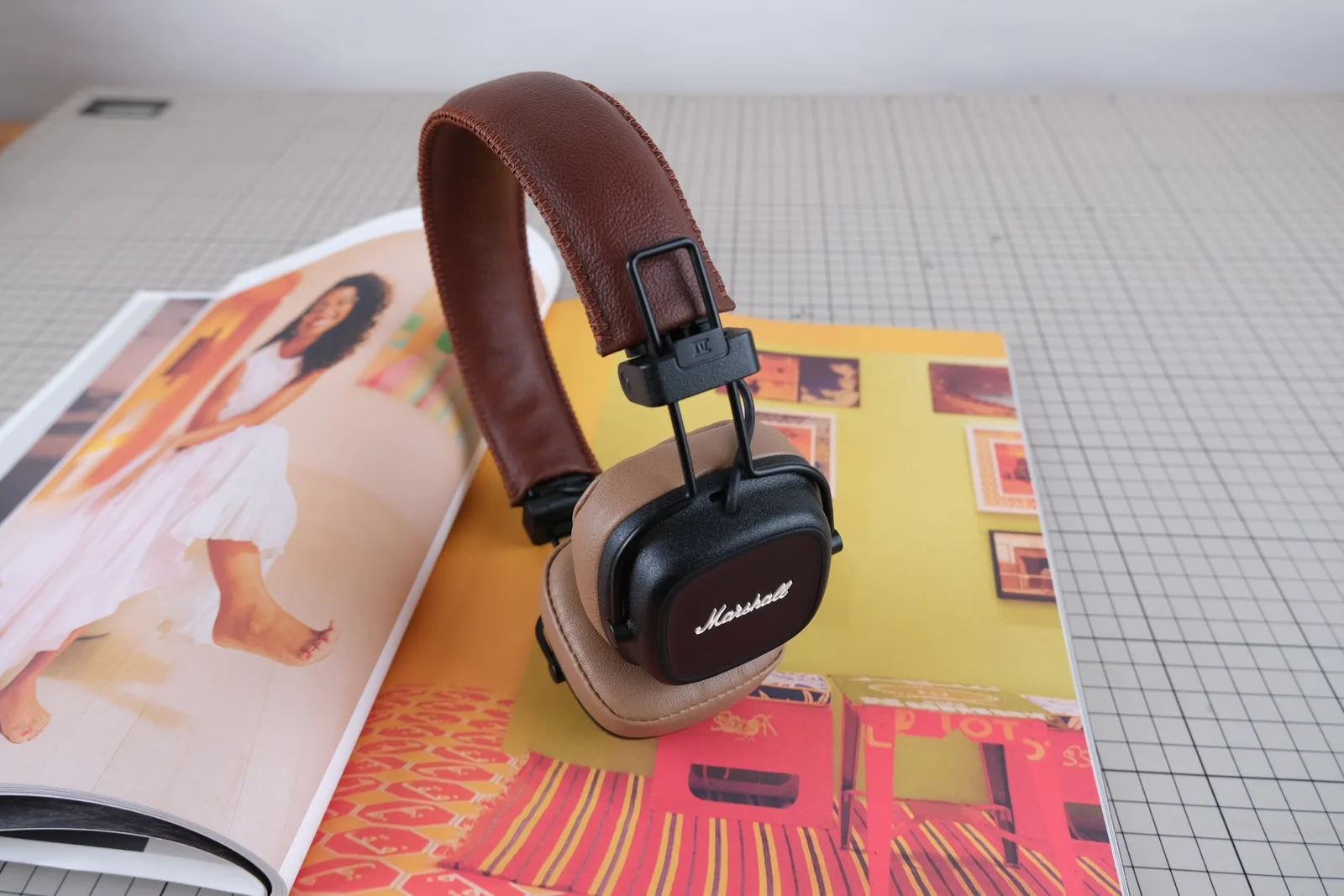 Ảnh Studio Bọc da quai headband tai nghe da bò màu nâu - Koi Leather