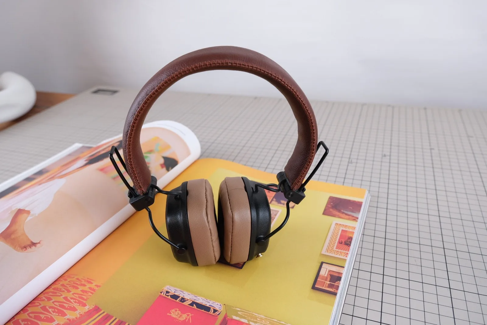 Ảnh Studio Bọc da quai headband tai nghe da bò màu nâu - Koi Leather
