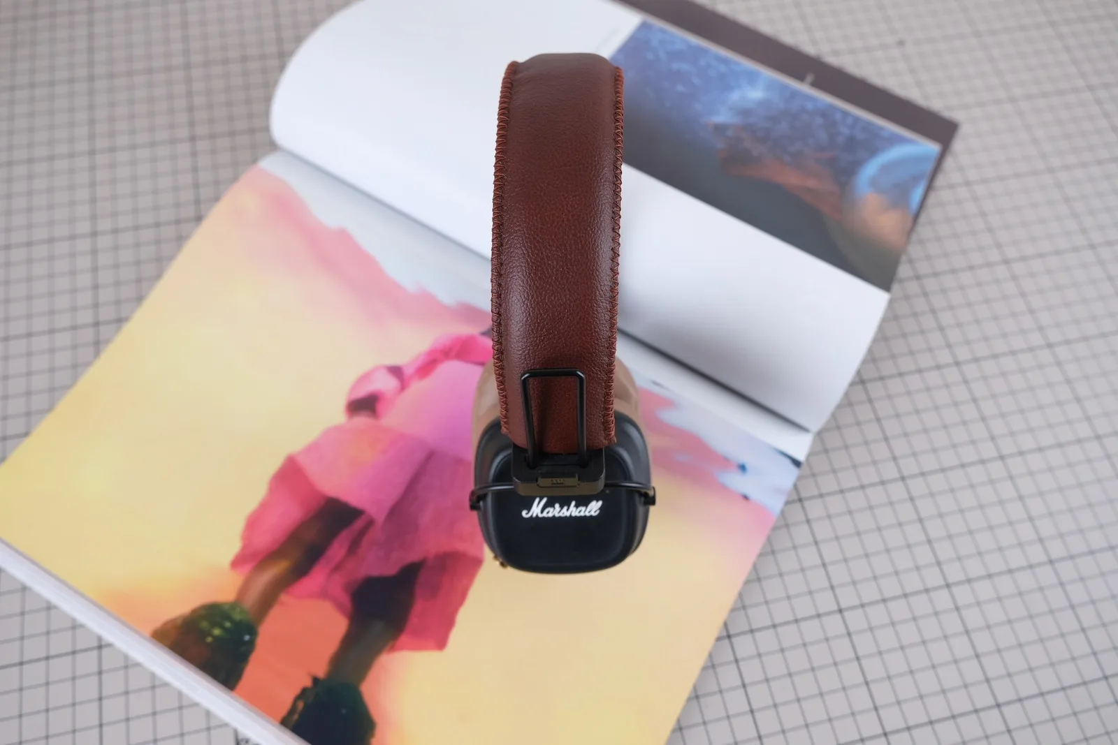 Ảnh Studio Bọc da quai headband tai nghe da bò màu nâu - Koi Leather