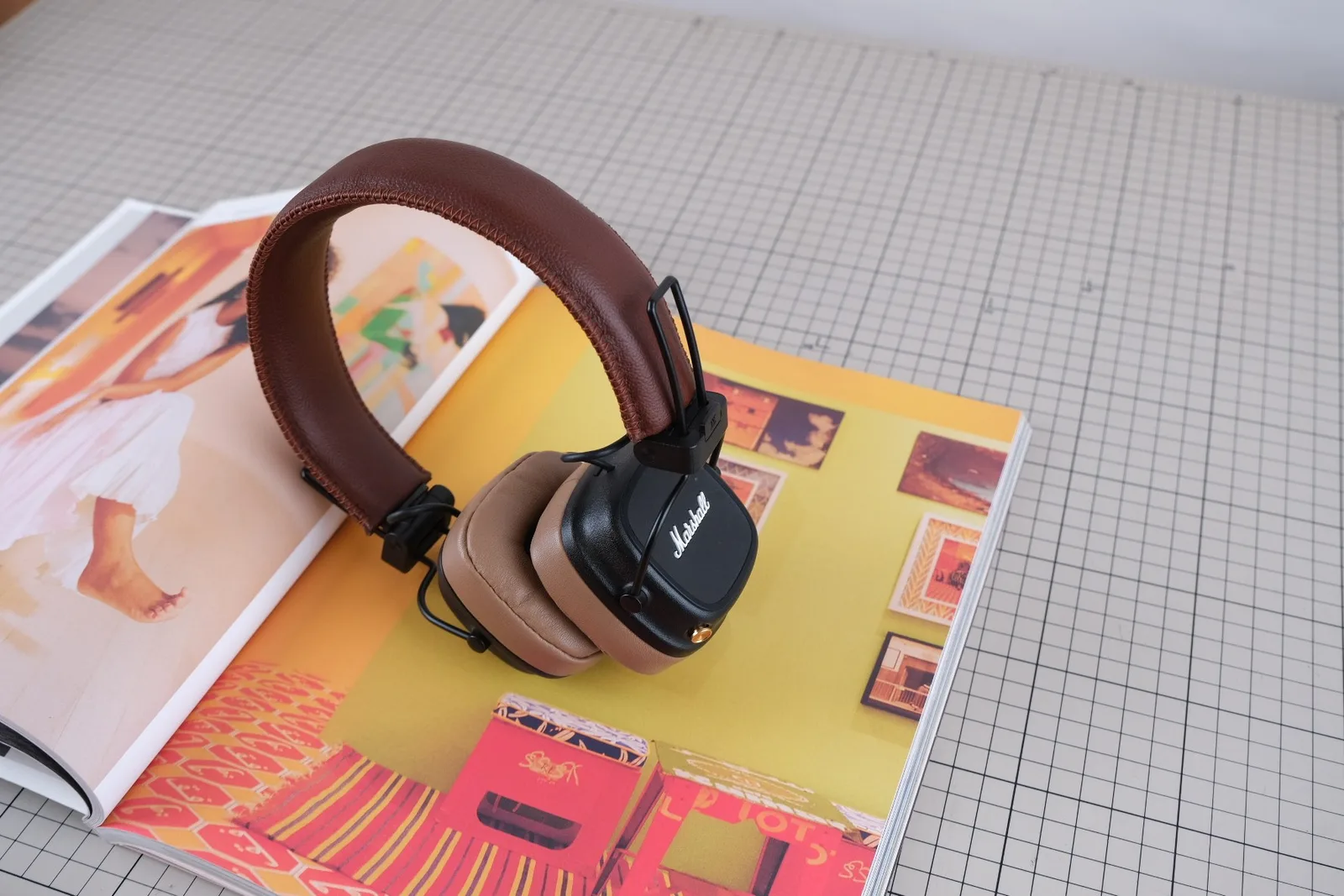 Ảnh Studio Bọc da quai headband tai nghe da bò màu nâu - Koi Leather