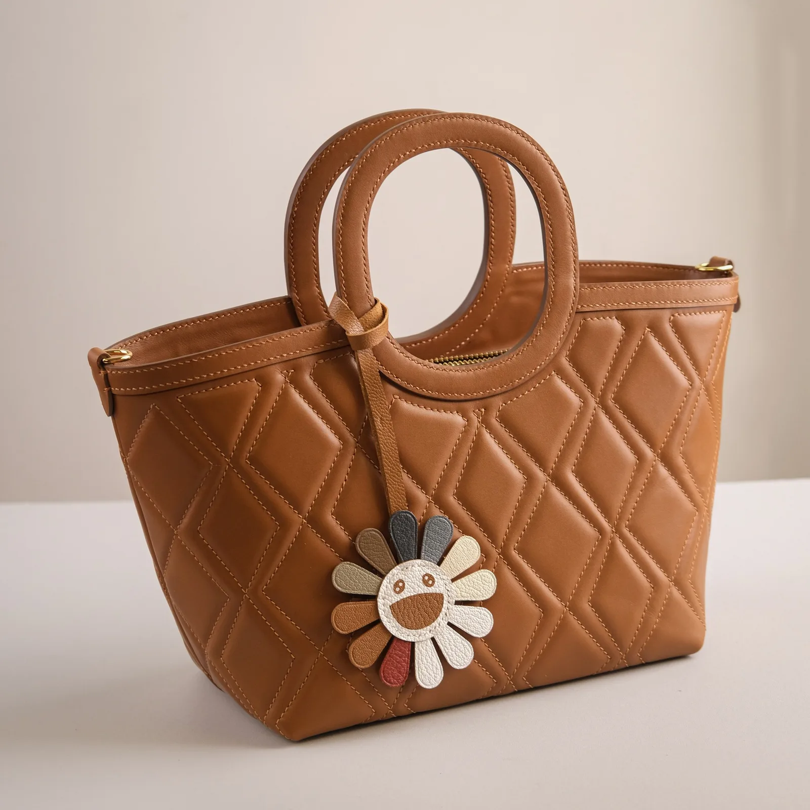 Ảnh Studio Túi Revu da bò chần trám màu vàng bò kèm charm hoa - Koi Leather
