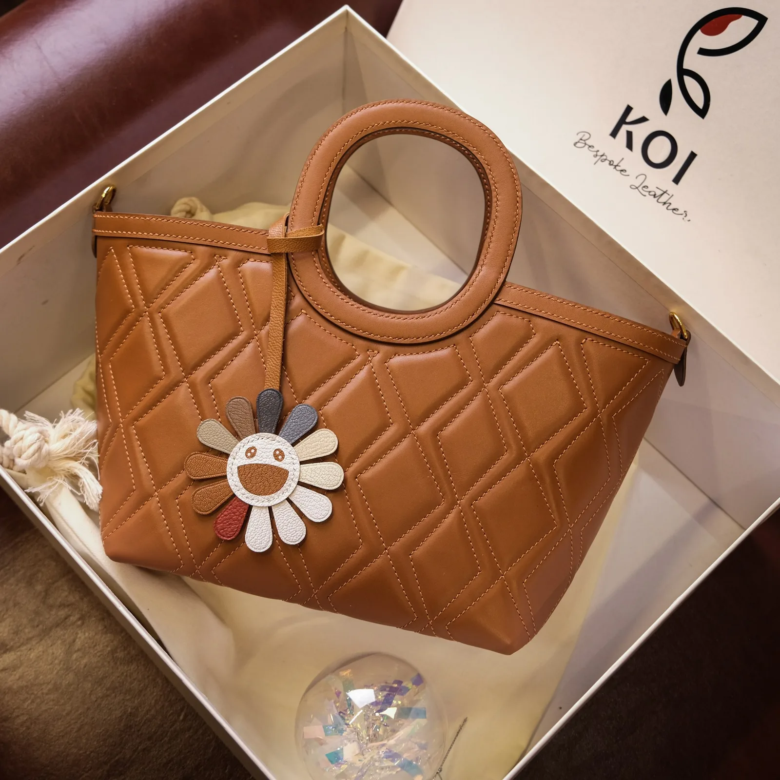 Ảnh Lifestyle Túi Revu da bò chần trám màu vàng bò kèm charm hoa - Koi Leather