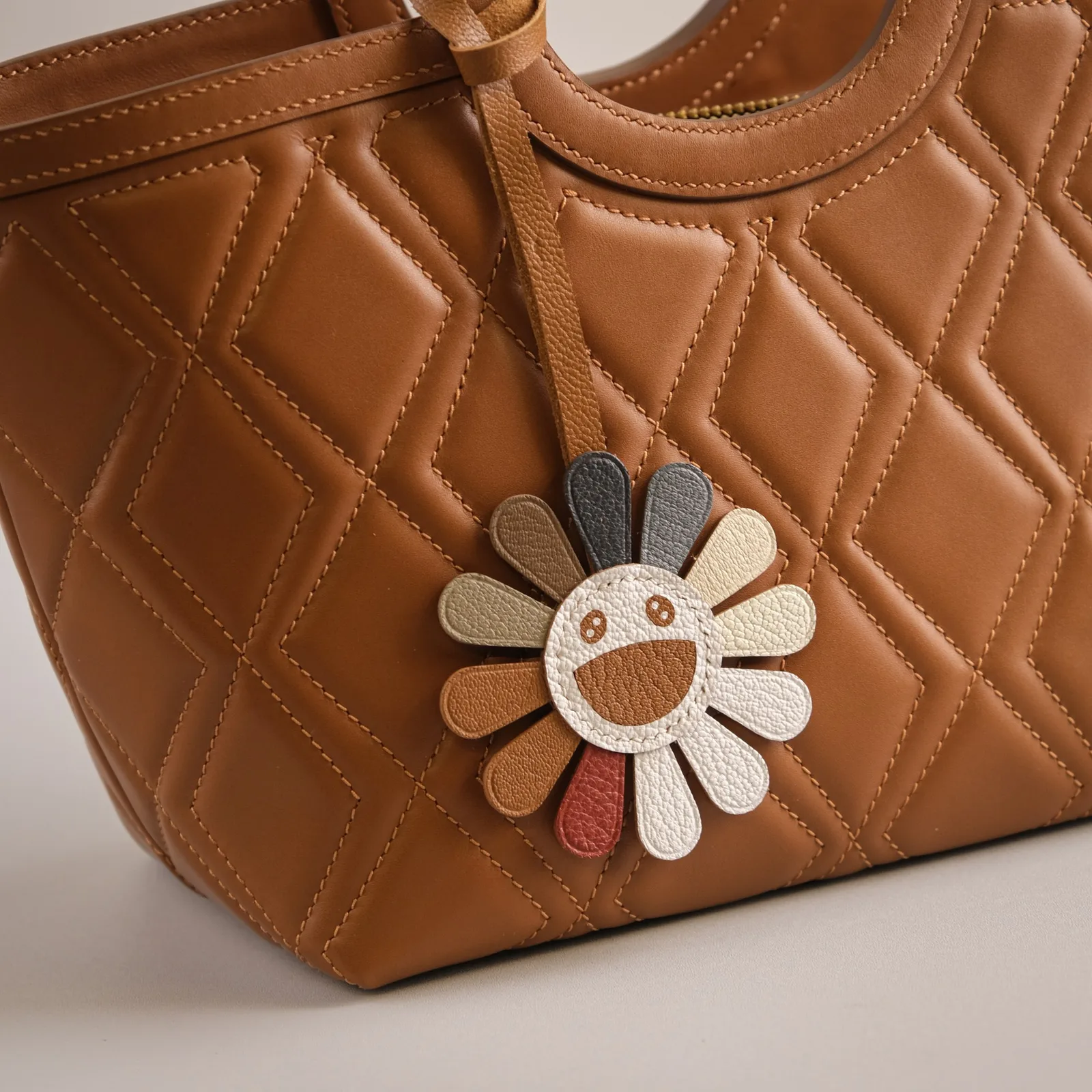 Ảnh Studio Túi Revu da bò chần trám màu vàng bò kèm charm hoa - Koi Leather