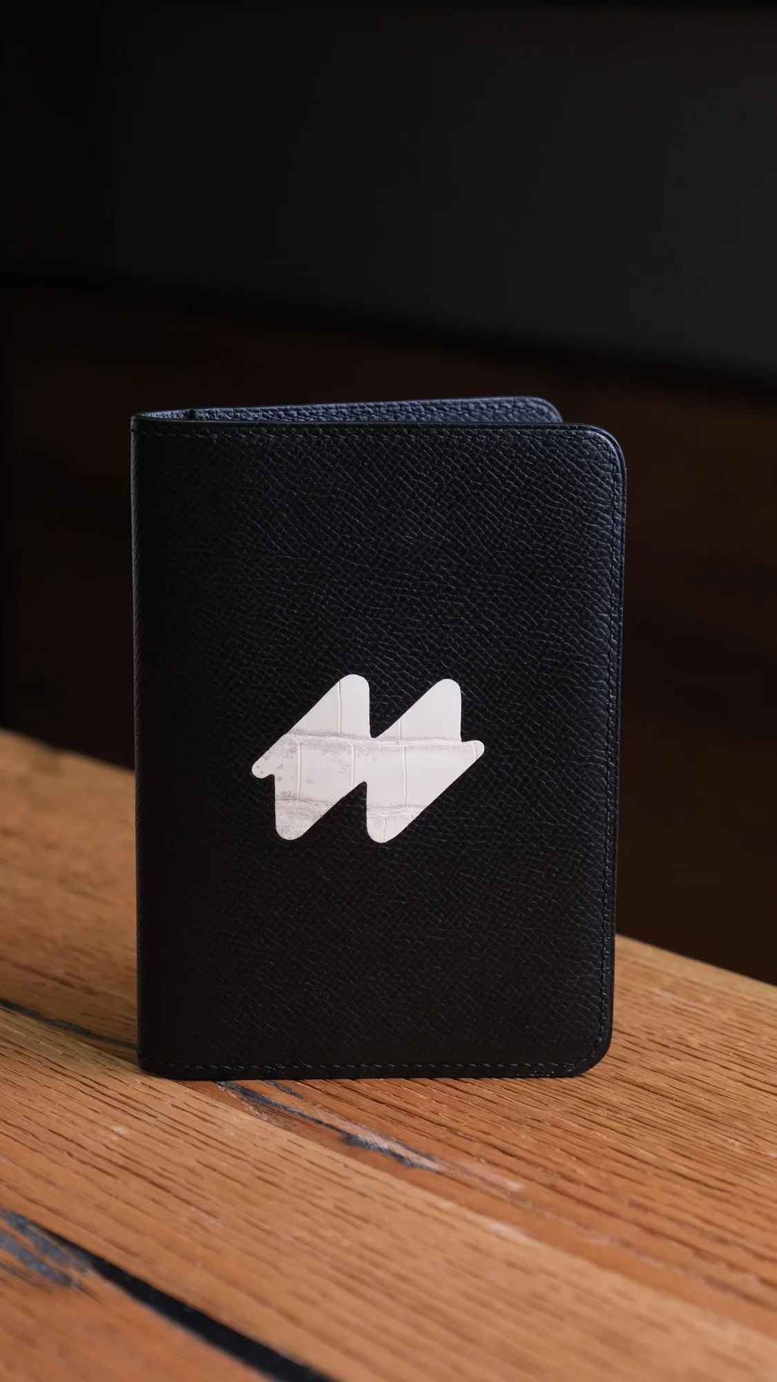 Ảnh Studio Bao da hộ chiếu da Epsom đen ghép logo da cá sấu - Koi Leather