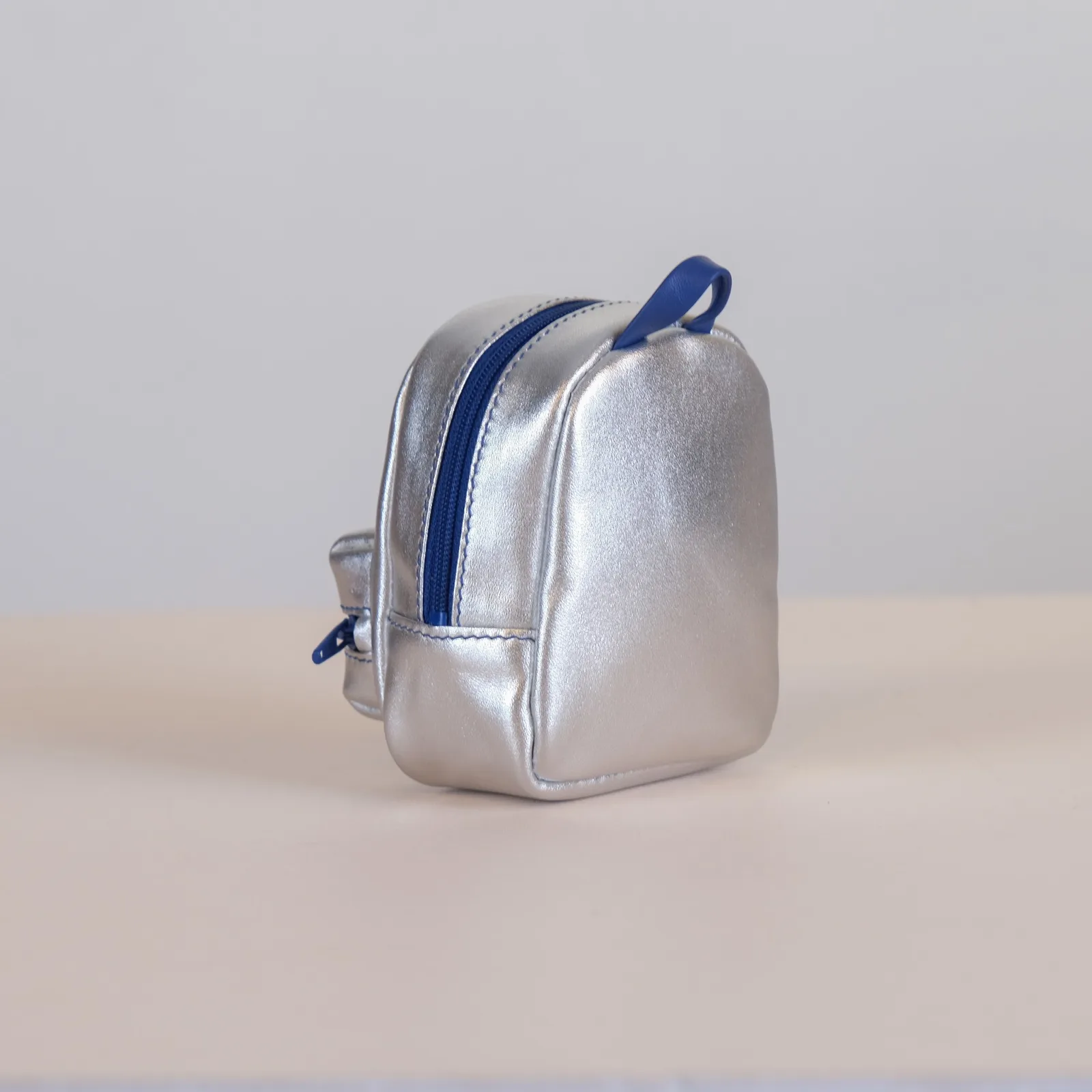Ảnh Studio Charm balo mini da màu bạc phối xanh navy - Koi Leather