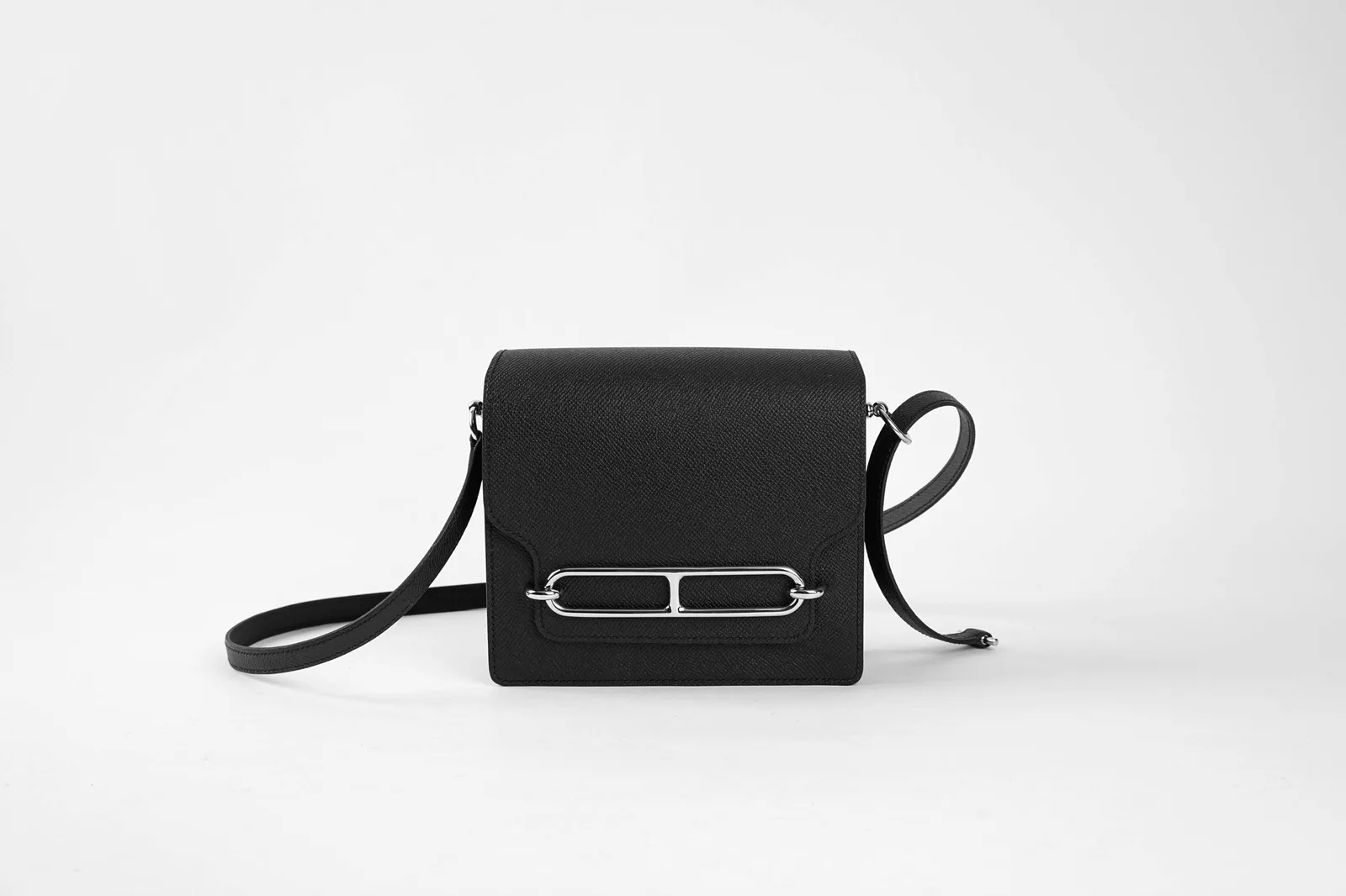 Ảnh Studio Túi đeo vai da Epsom đen nắp gập khóa mắt xích - Koi Leather
