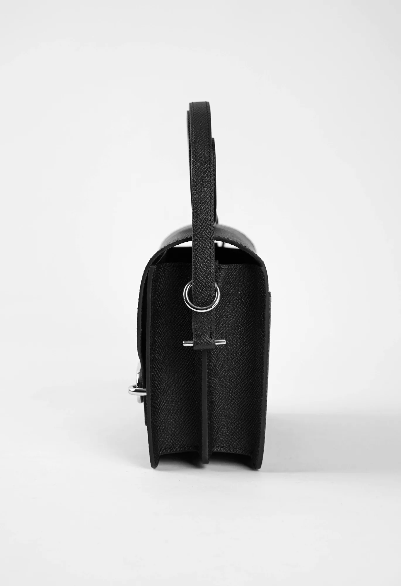 Ảnh Studio Túi đeo vai da Epsom đen nắp gập khóa mắt xích - Koi Leather
