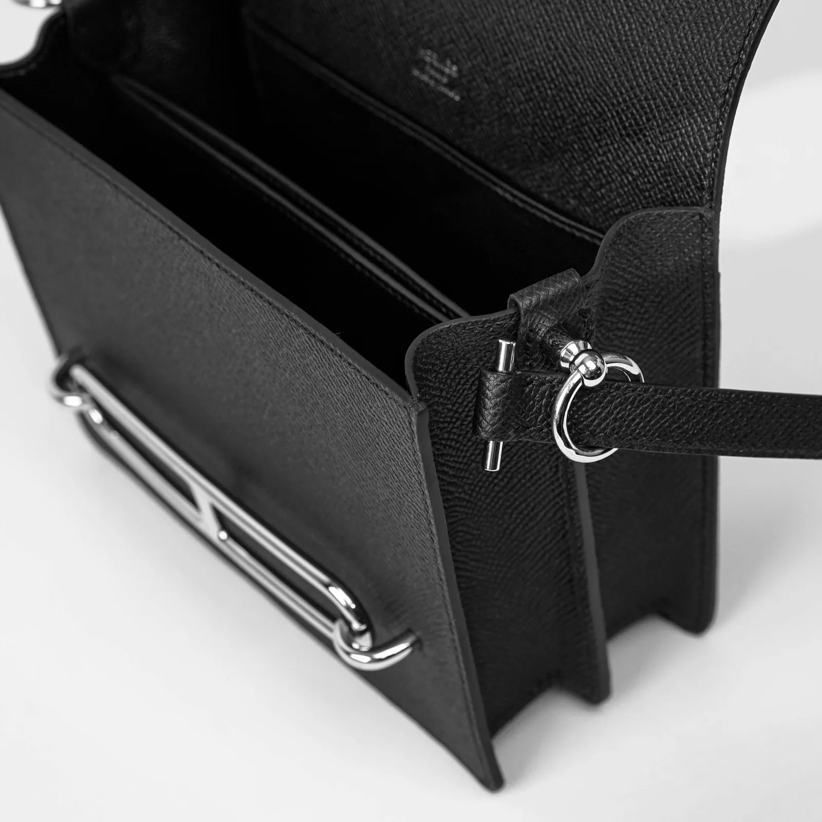Ảnh Studio Túi đeo vai da Epsom đen nắp gập khóa mắt xích - Koi Leather