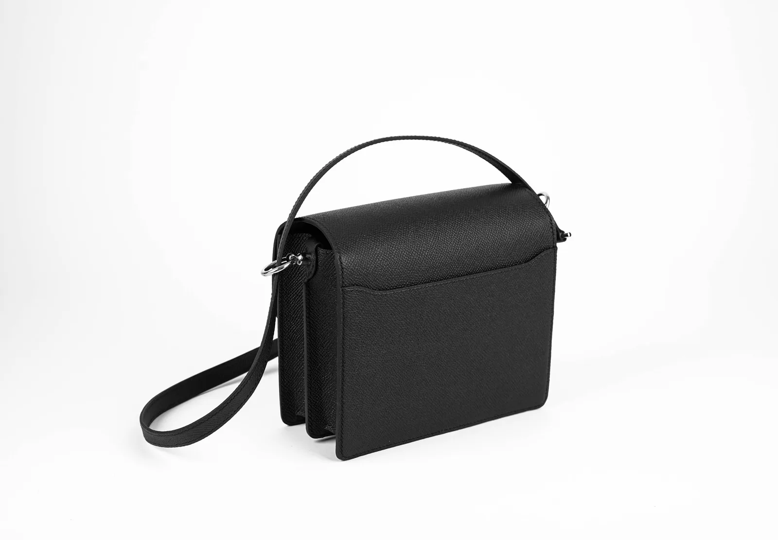 Ảnh Studio Túi đeo vai da Epsom đen nắp gập khóa mắt xích - Koi Leather
