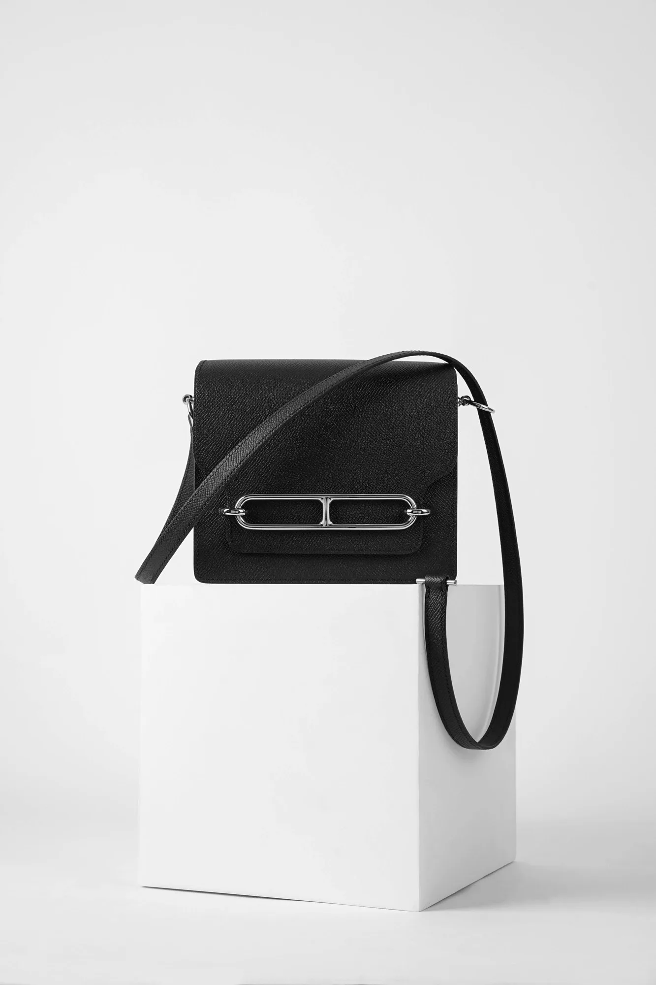 Ảnh Studio Túi đeo vai da Epsom đen nắp gập khóa mắt xích - Koi Leather