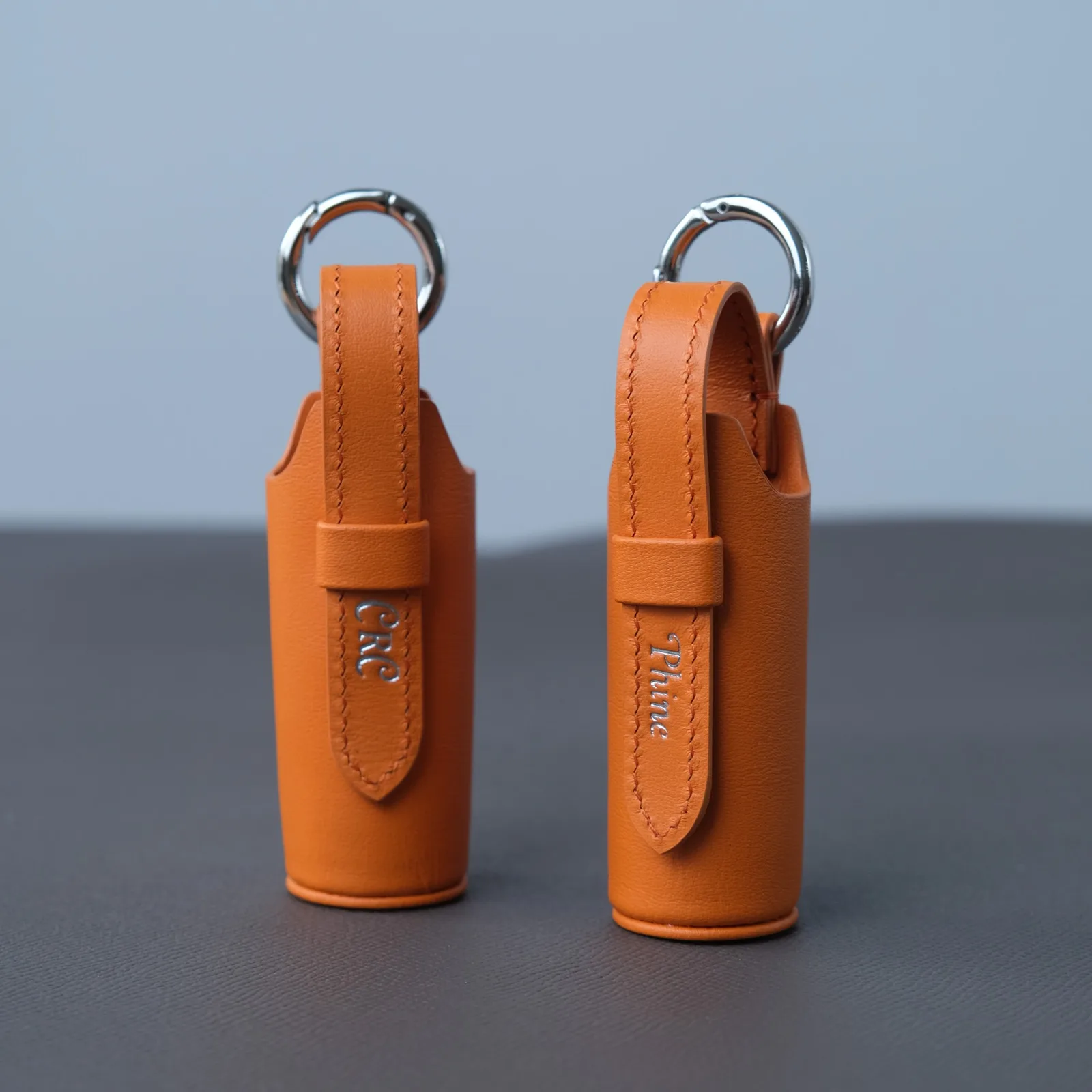 Ảnh Studio Charm đựng son da màu cam kèm khoen bấm - Koi Leather
