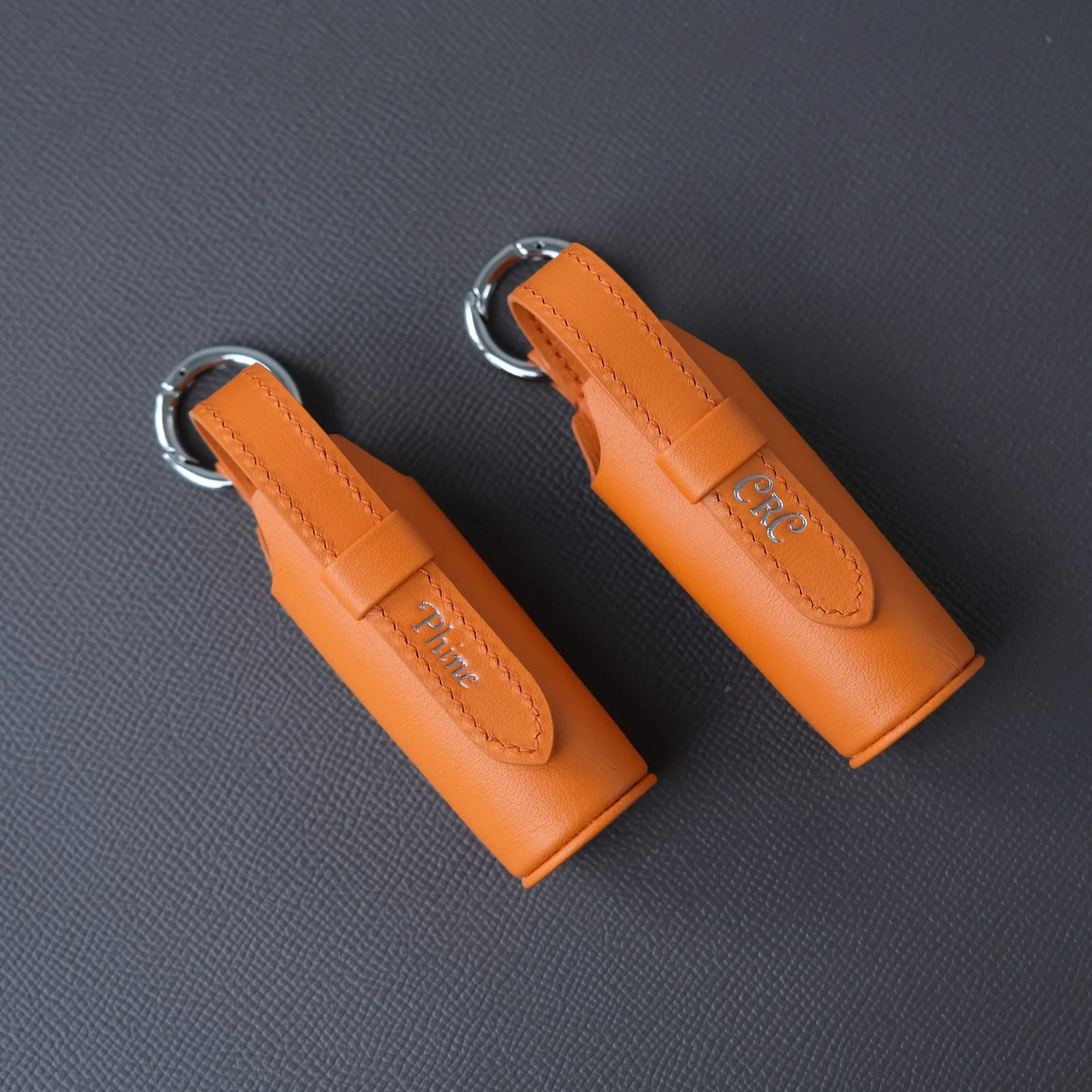 Ảnh Studio Charm đựng son da màu cam kèm khoen bấm - Koi Leather