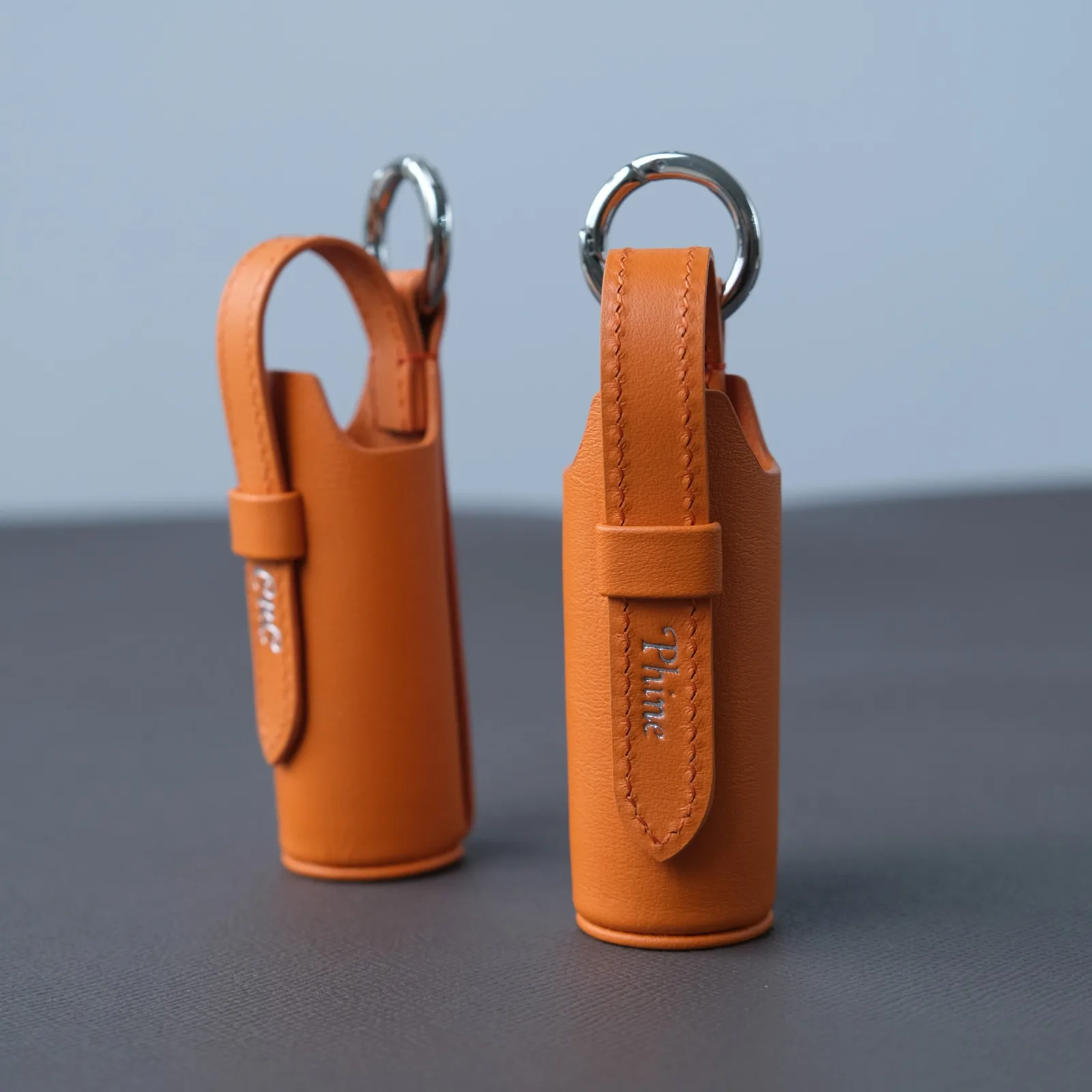 Ảnh Studio Charm đựng son da màu cam kèm khoen bấm - Koi Leather