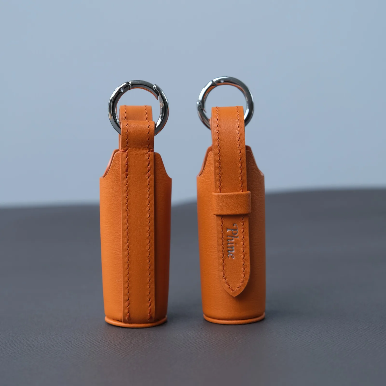 Ảnh Studio Charm đựng son da màu cam kèm khoen bấm - Koi Leather
