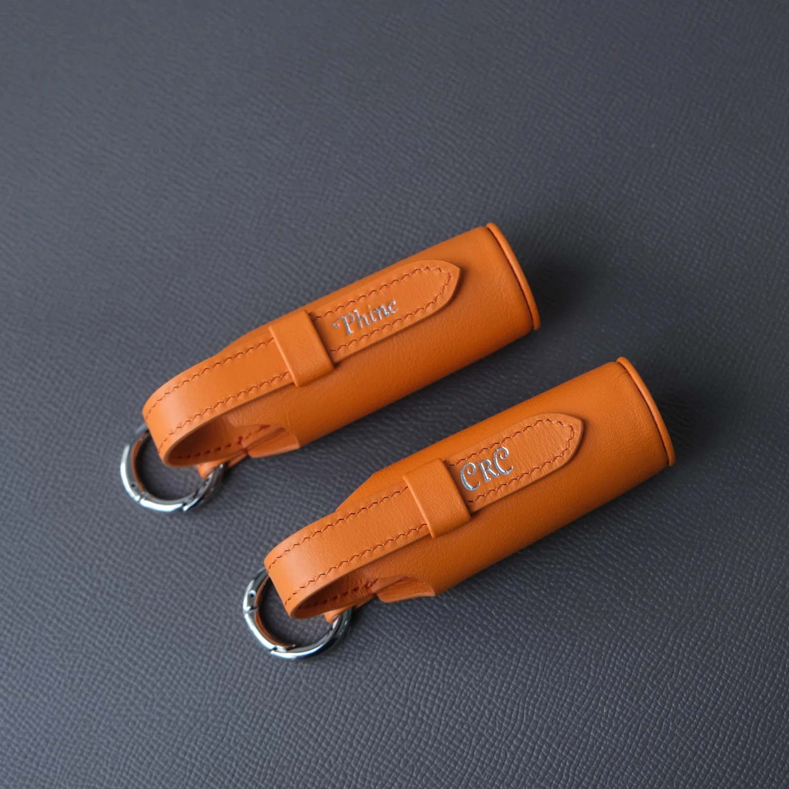 Ảnh Studio Charm đựng son da màu cam kèm khoen bấm - Koi Leather