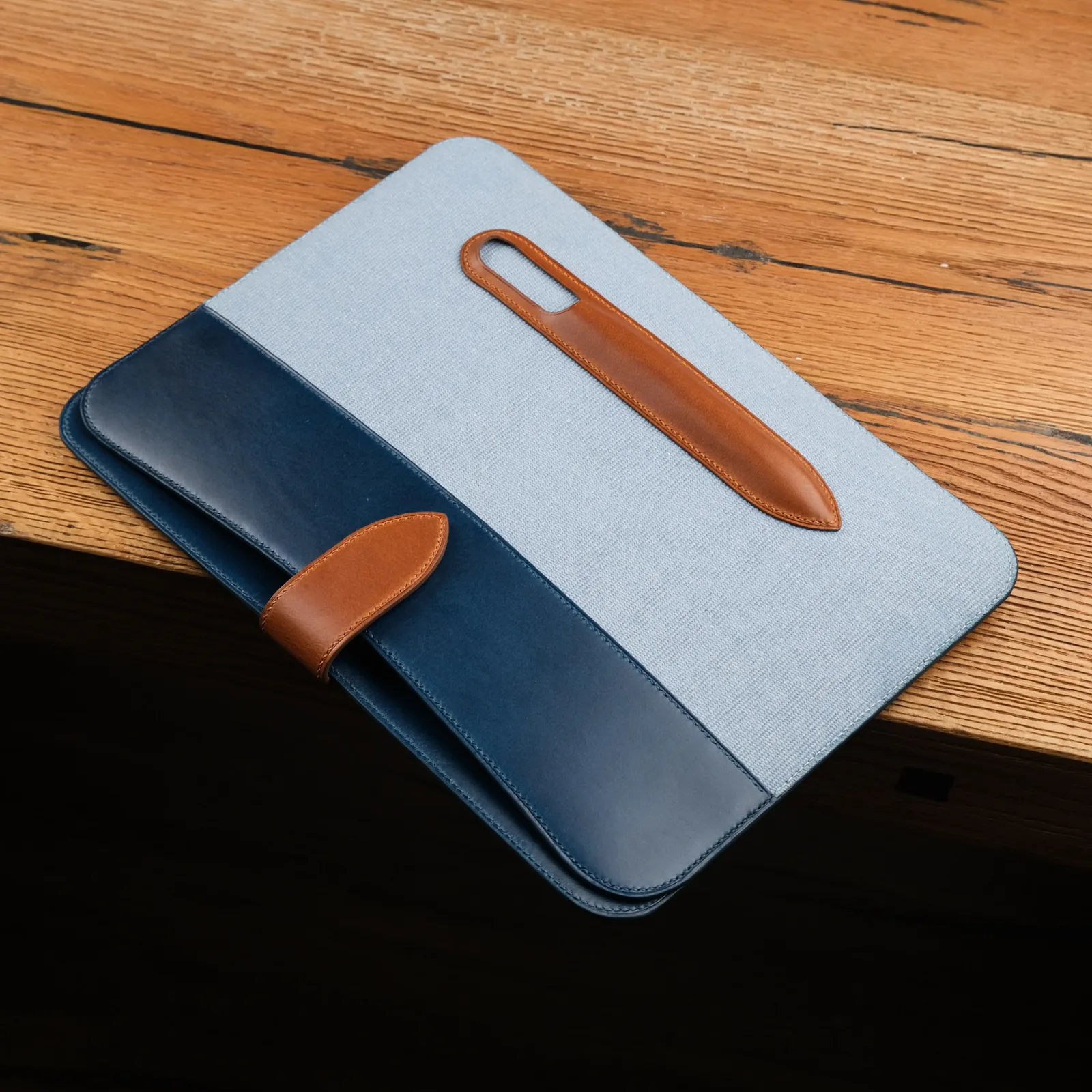 Ảnh Studio Bao da laptop da bò navy phối canvas có khe cắm bút - Koi Leather