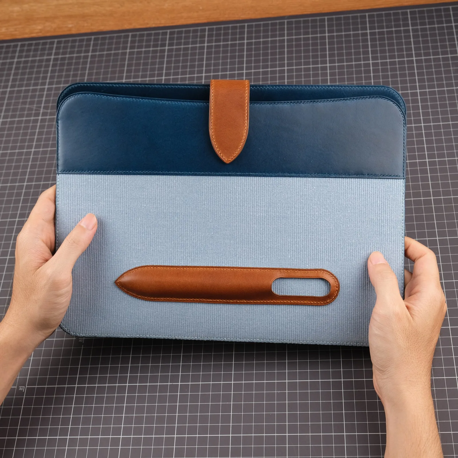 Ảnh Lifestyle Bao da laptop da bò navy phối canvas có khe cắm bút - Koi Leather