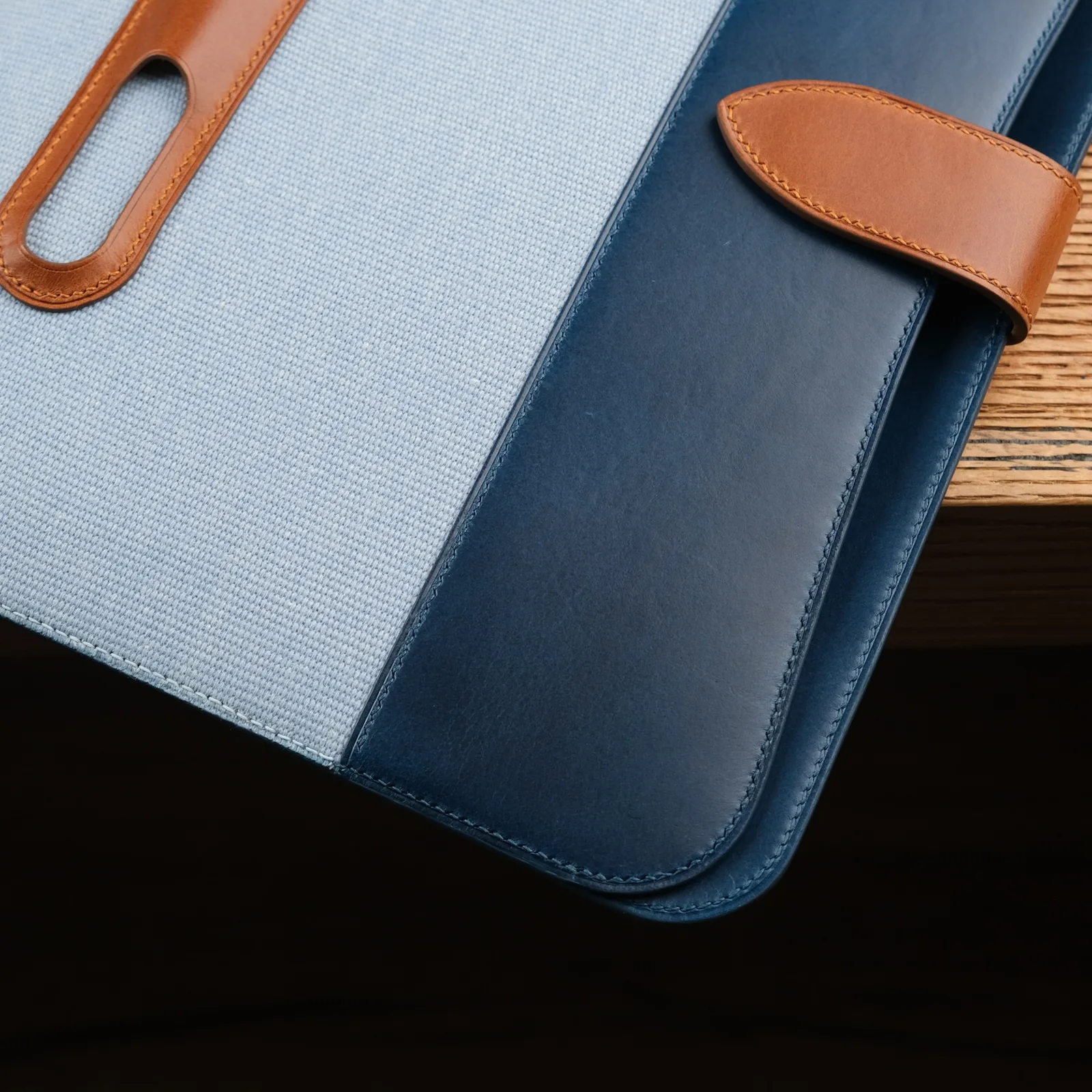Ảnh Studio Bao da laptop da bò navy phối canvas có khe cắm bút - Koi Leather