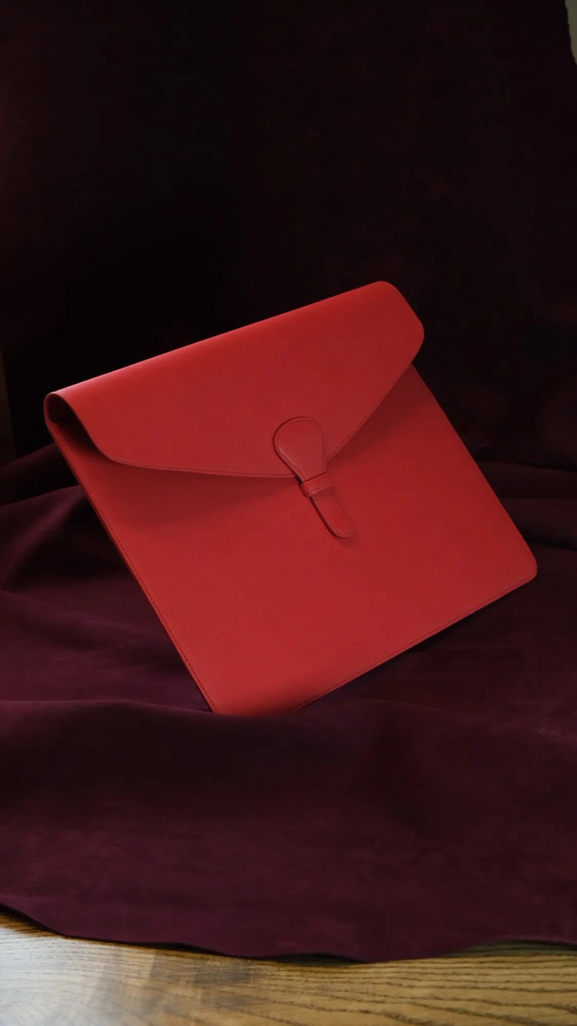 Ảnh Studio Bao da laptop màu đỏ nắp gập dáng phong thư - Koi Leather