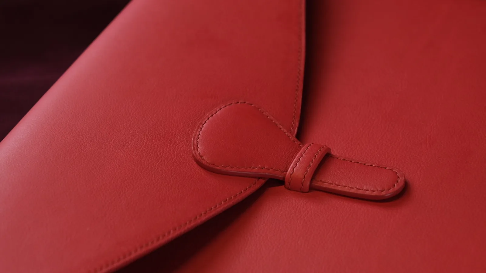 Ảnh Studio Bao da laptop màu đỏ nắp gập dáng phong thư - Koi Leather