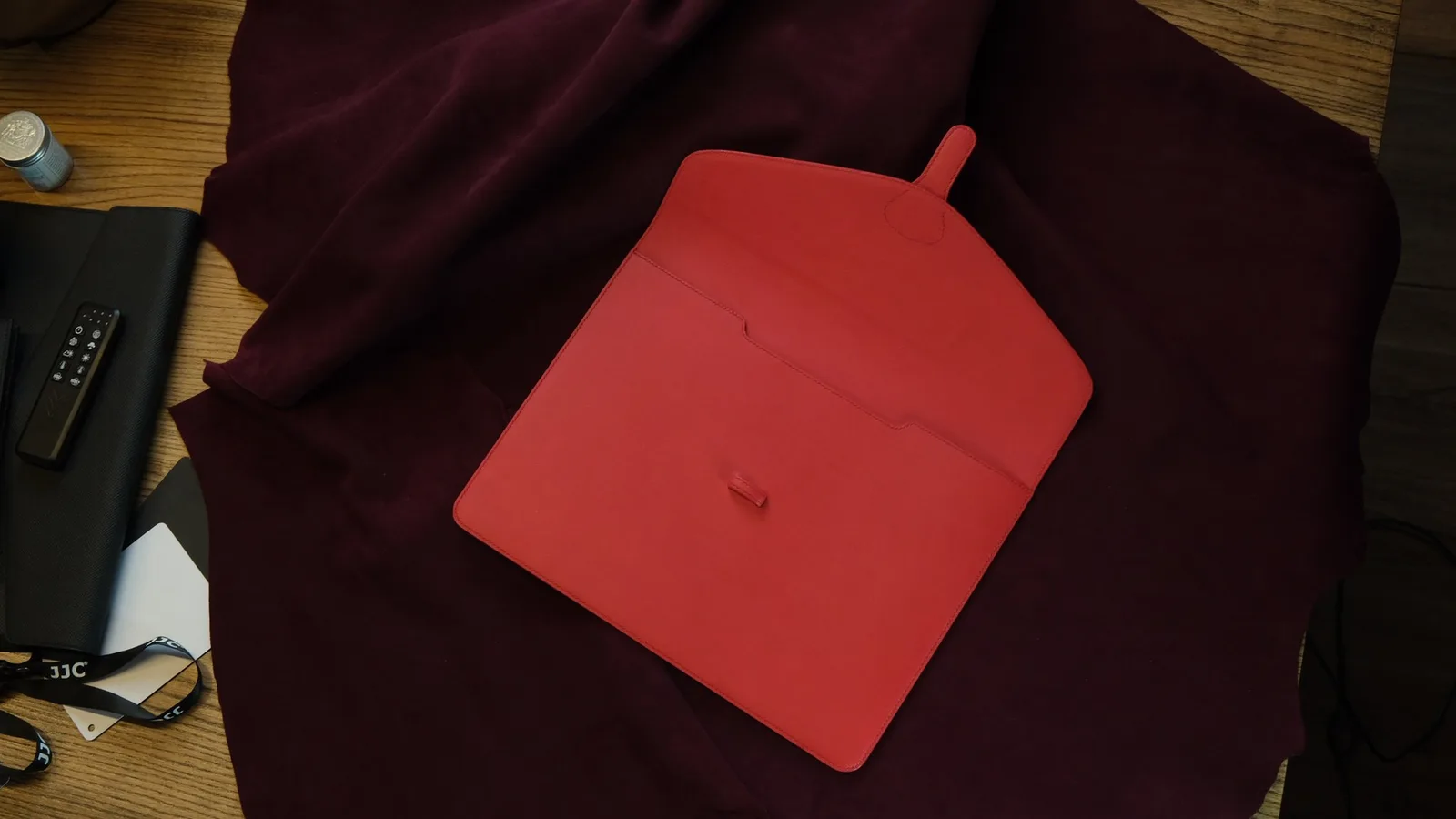 Ảnh Studio Bao da laptop màu đỏ nắp gập dáng phong thư - Koi Leather