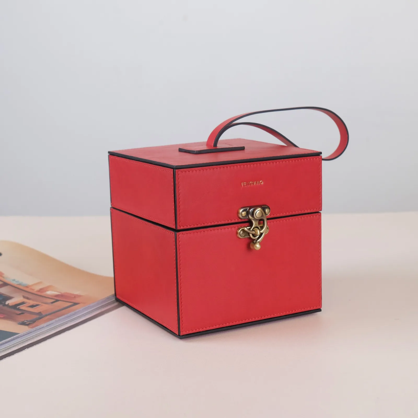 Ảnh Studio Túi hộp da bò màu đỏ dáng khối vuông khóa đồng - Koi Leather
