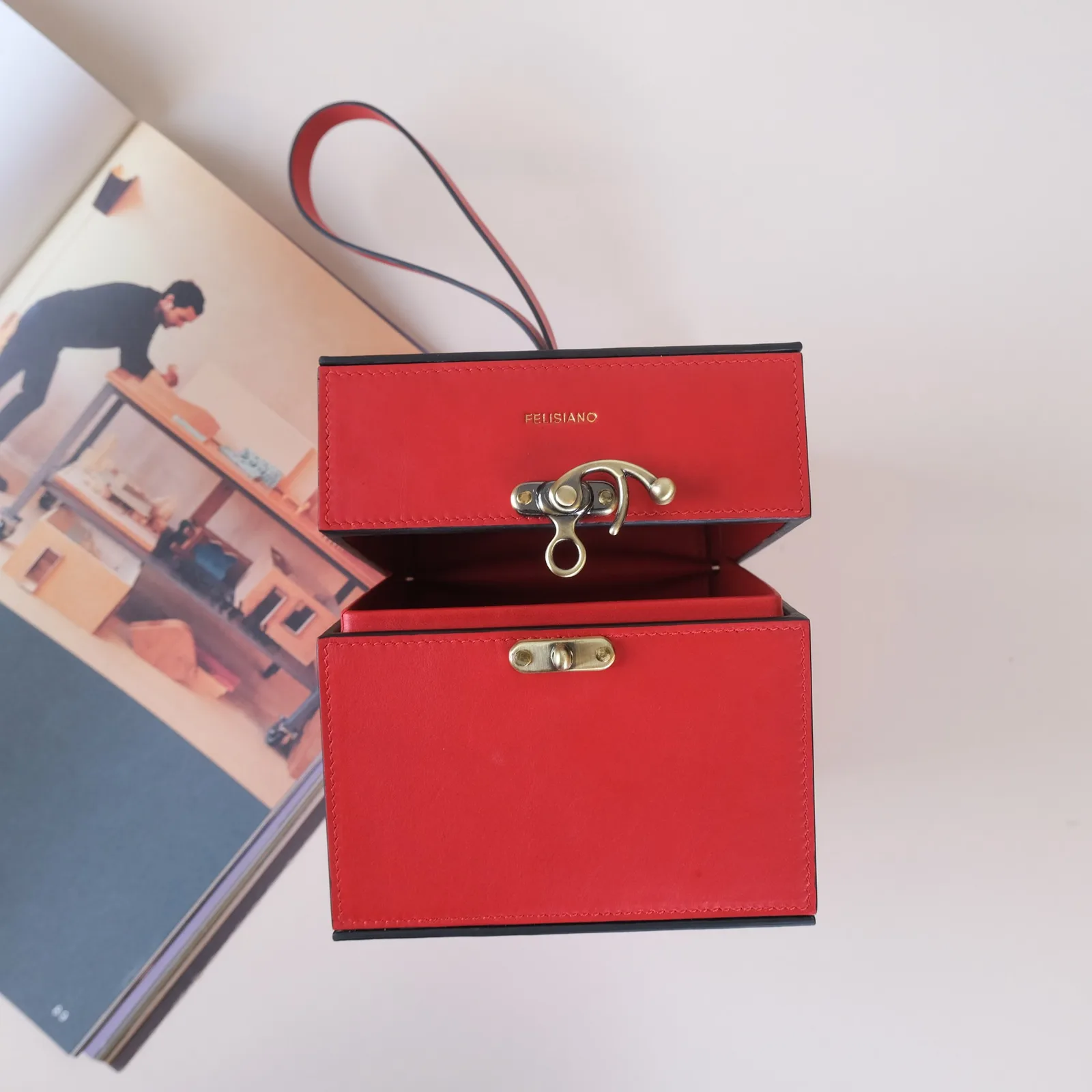 Ảnh Studio Túi hộp da bò màu đỏ dáng khối vuông khóa đồng - Koi Leather