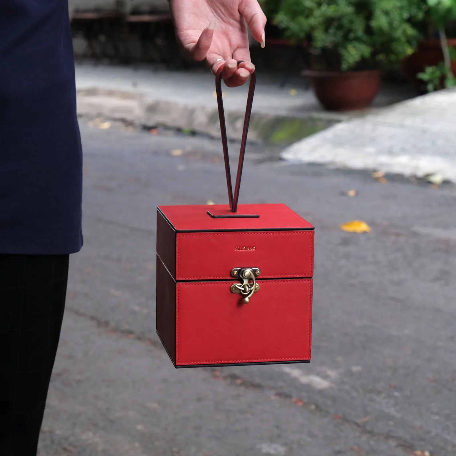 Ảnh Lifestyle Túi hộp da bò màu đỏ dáng khối vuông khóa đồng - Koi Leather